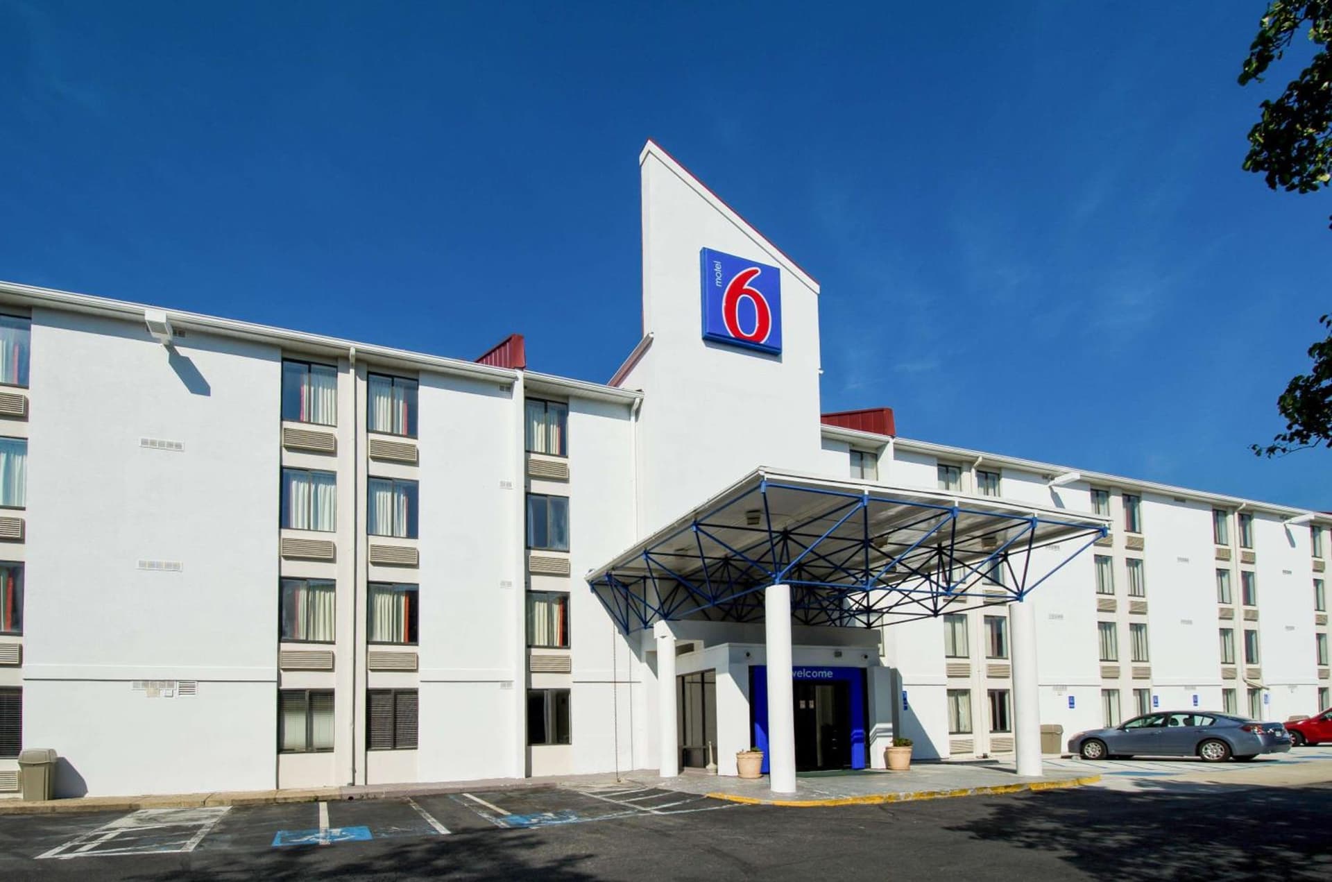 Motel 6-Springfield, DC - Washington Southwest featured exterior or lobby in Springfield, VA — similar hotel