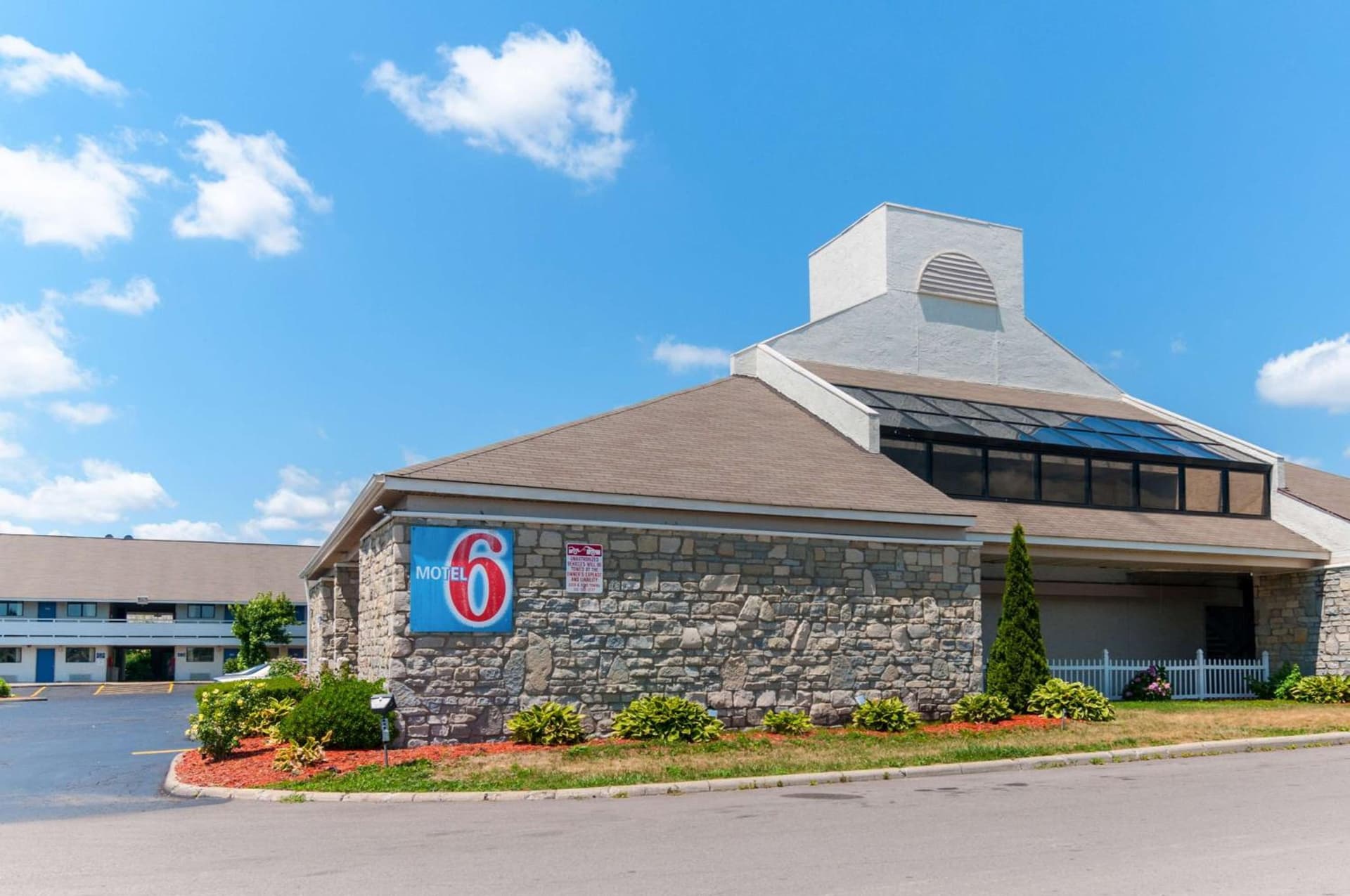 Motel 6-Southgate, MI - Detroit featured exterior or lobby in Southgate, MI — similar hotel