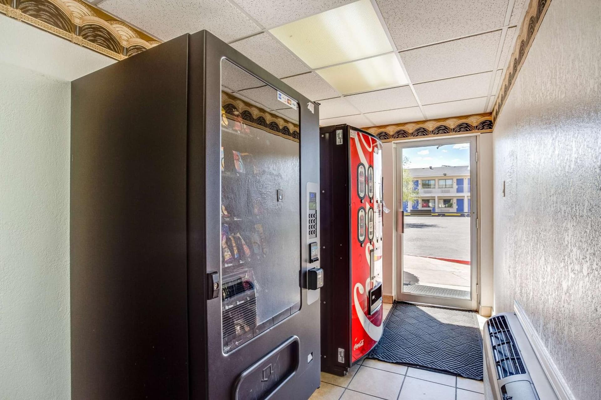 Motel 6-El Paso, TX - West gallery photo in El Paso, TX — image 4