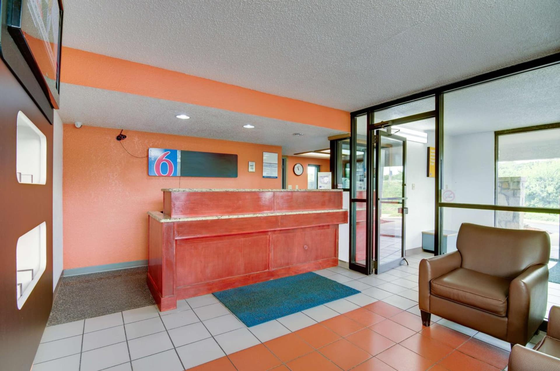 Days Inn by Wyndham Kansas City Northeast interior in Kansas City, MO — gallery photo 2