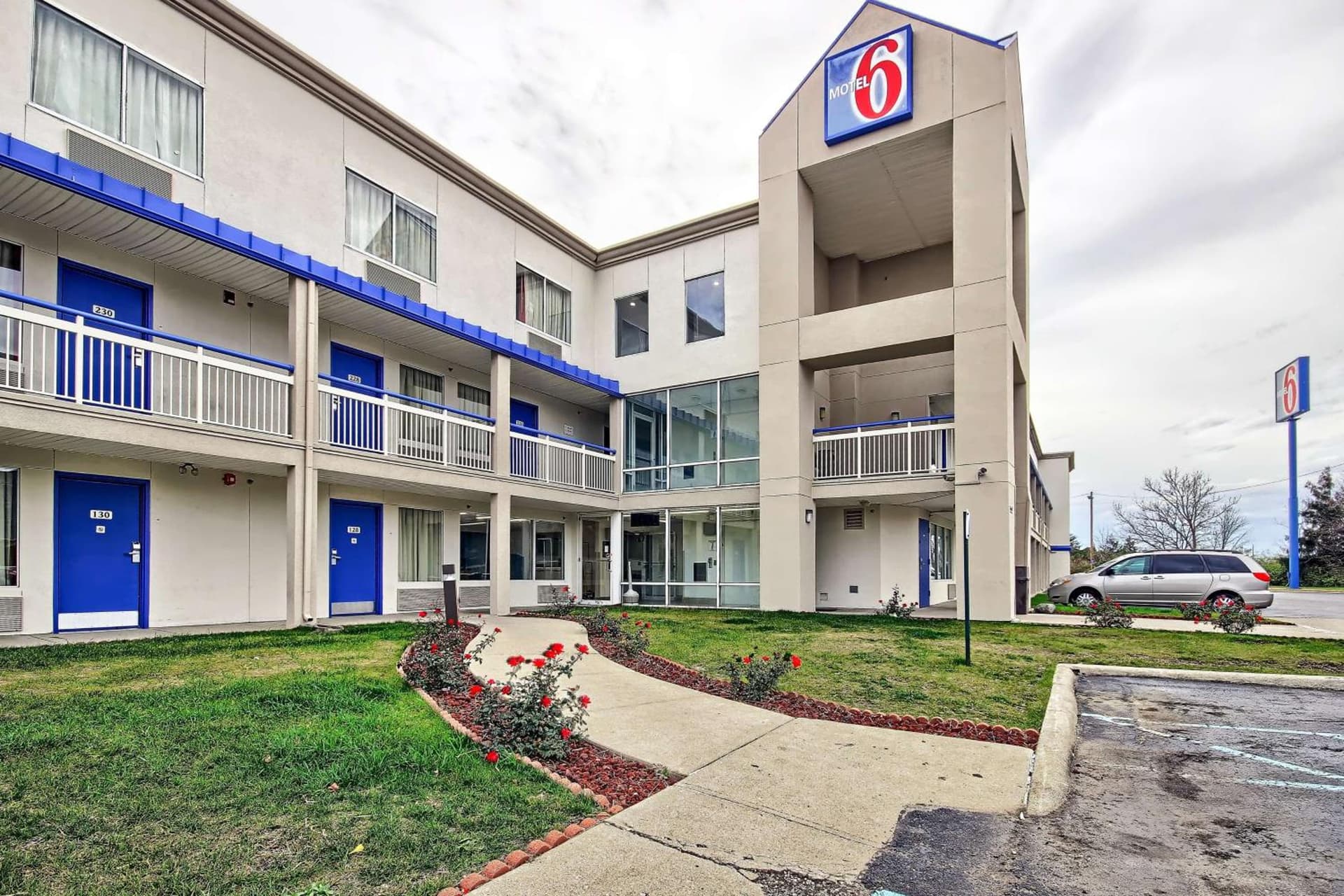 Motel 6-Columbus, OH - West featured exterior or lobby in Columbus, OH — similar hotel