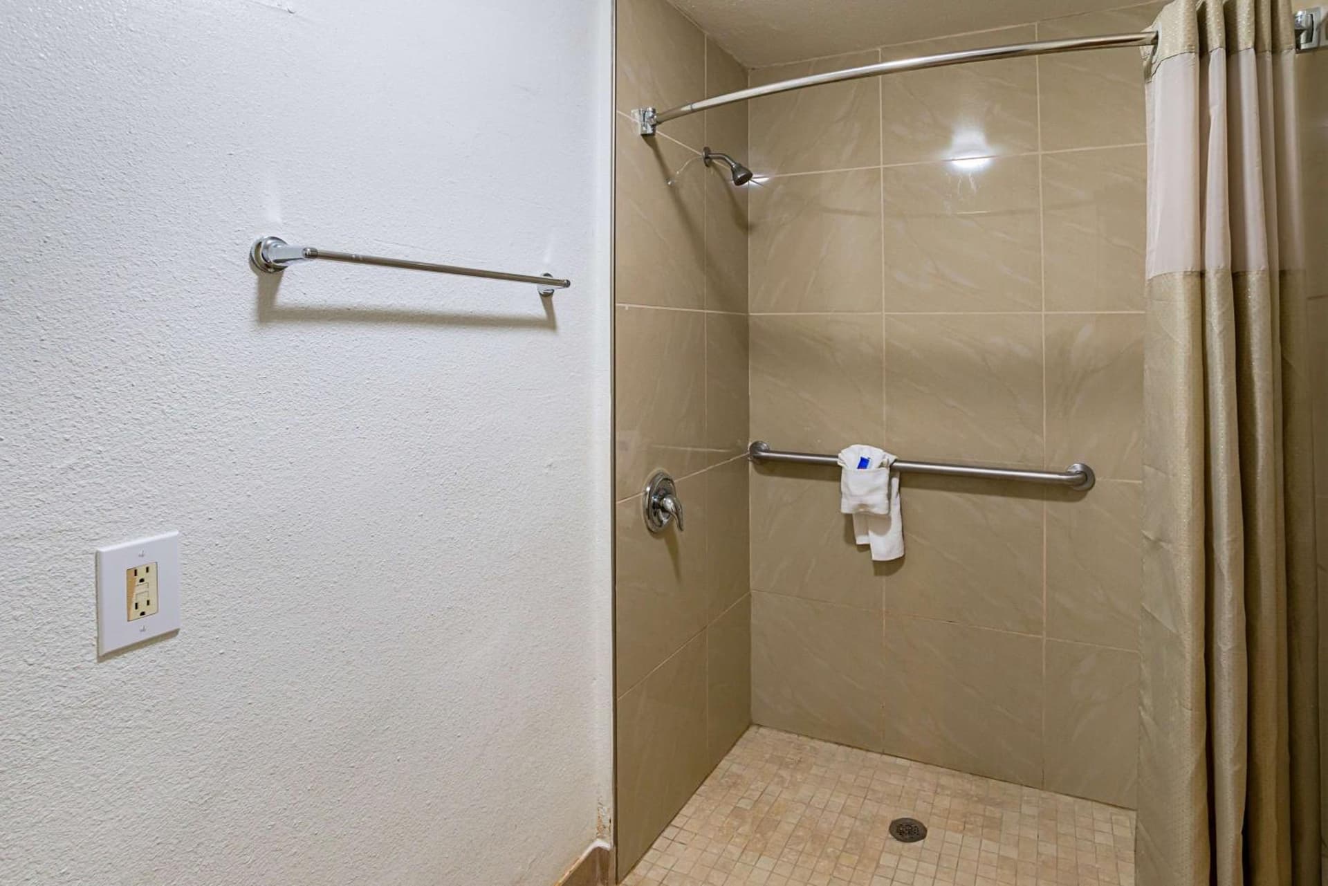 Motel 6-Grand Prairie, TX - Near Six Flags Drive gallery photo in Grand Prairie, TX — image 23