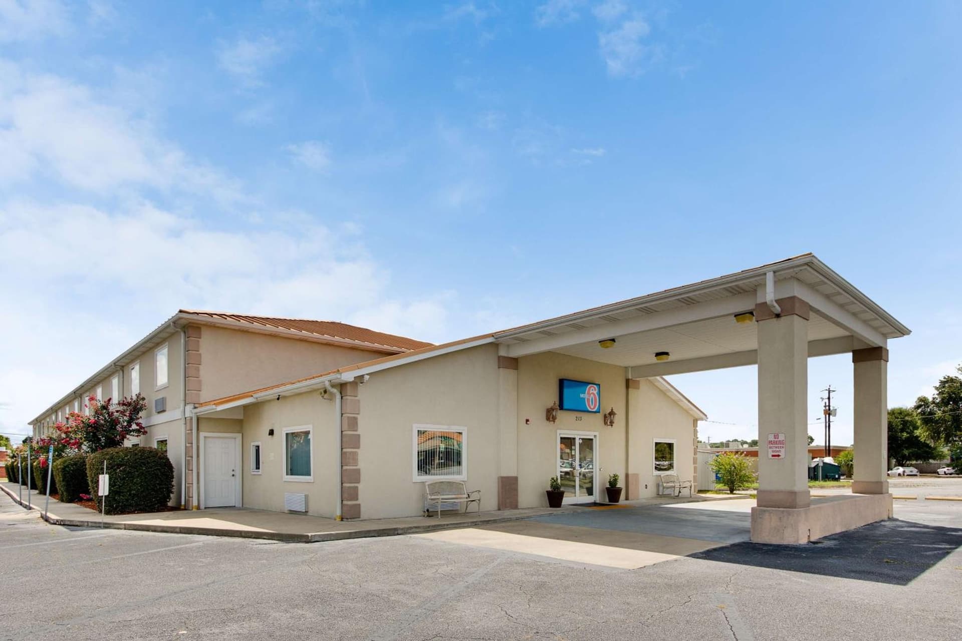 Motel 6-Hinesville, GA featured exterior or lobby in Hinesville, GA — similar hotel