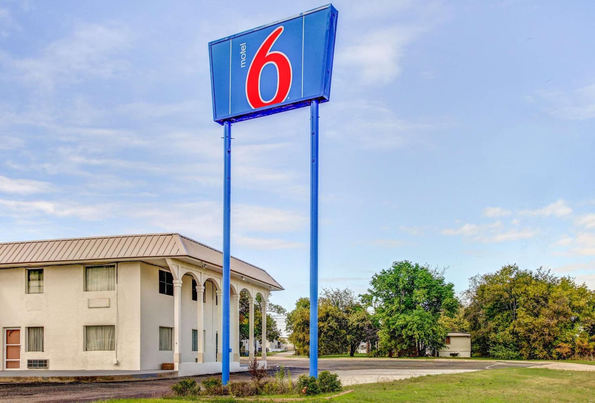 Motel 6 Waco - Lacy Lakeview featured exterior or lobby in Bellmead, TX — similar hotel