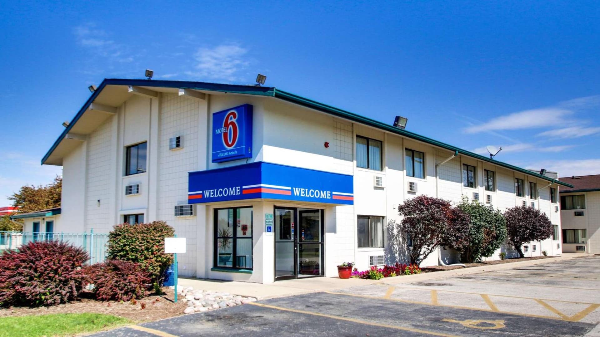 Motel 6-Normal, IL - Bloomington Area featured exterior or lobby in Cardinal Court, IL — similar hotel