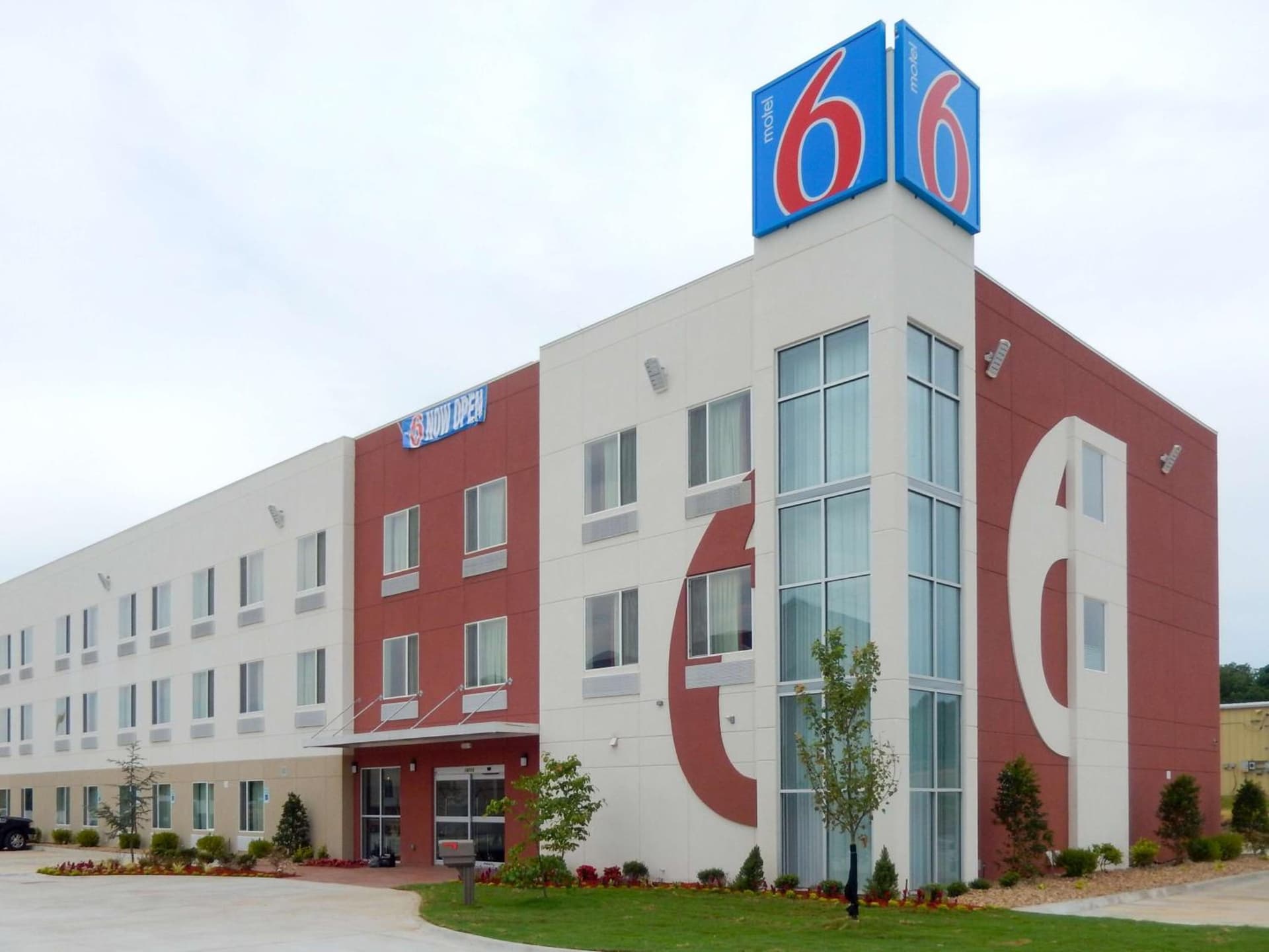 Motel 6-Tulsa, OK featured exterior or lobby in Catoosa, OK — similar hotel