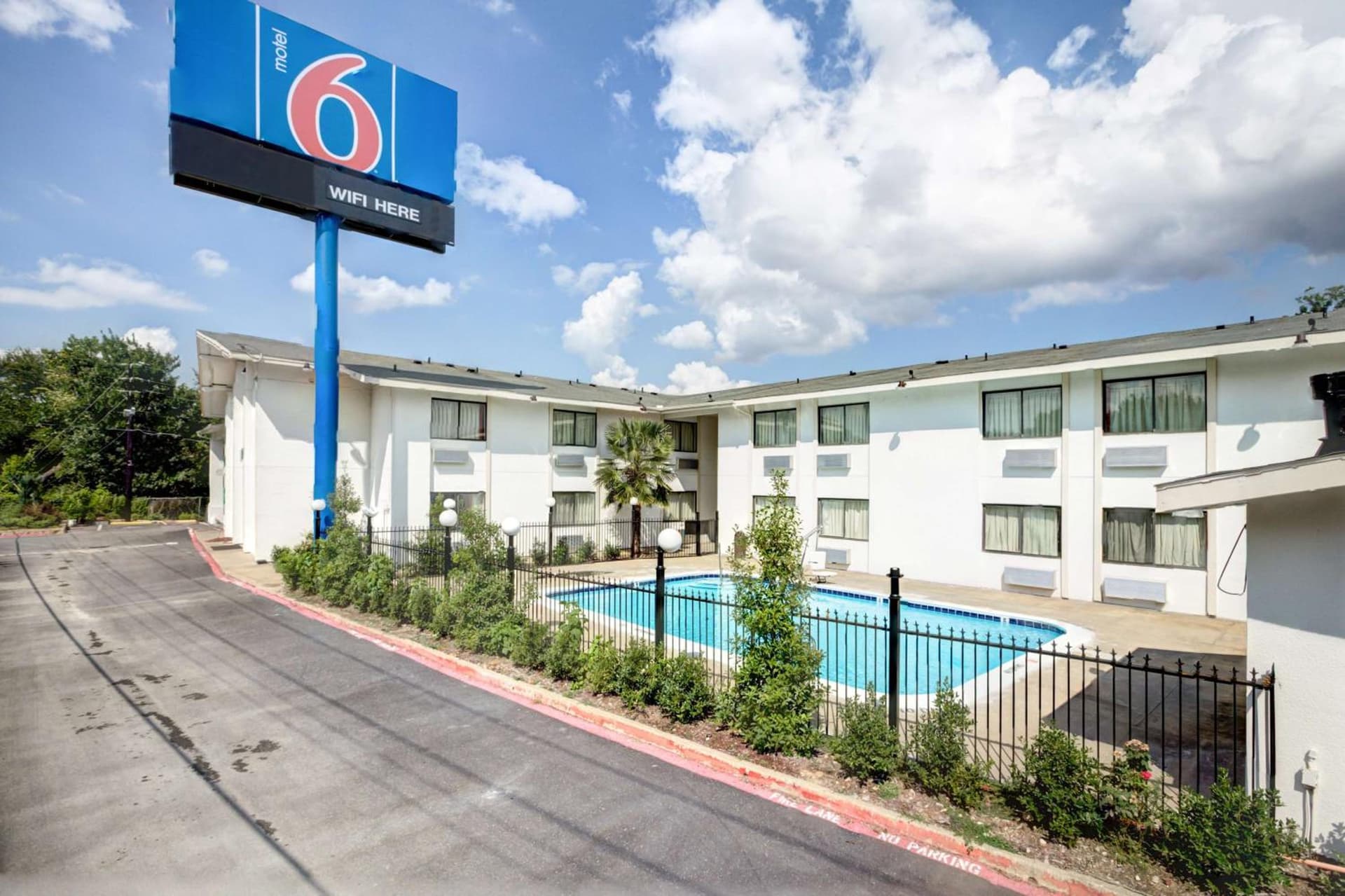 Motel 6-Dallas, TX - South featured exterior or lobby in Dallas, TX — similar hotel