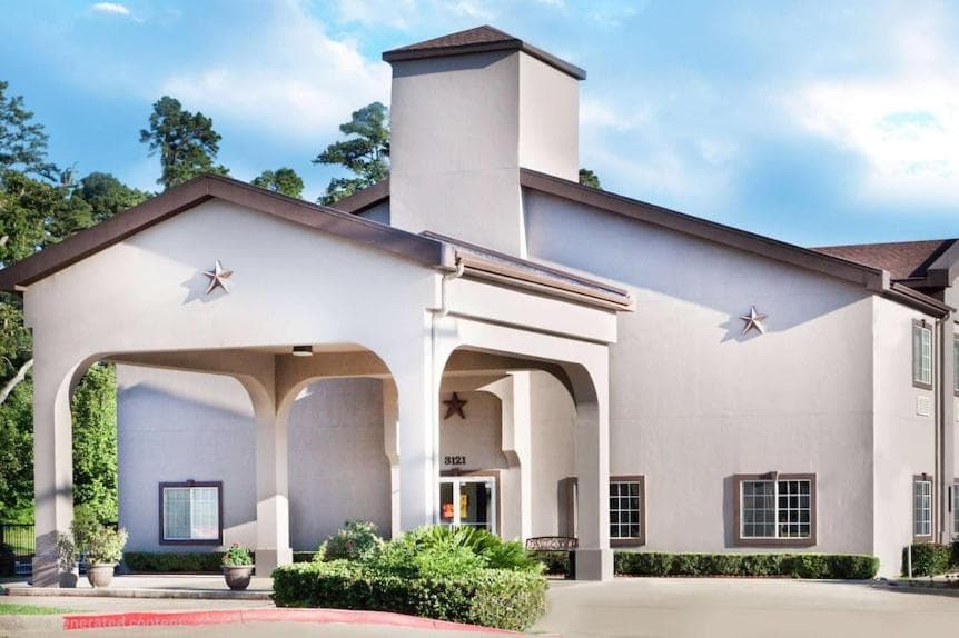 Hotel Piney Woods featured exterior or lobby in Huntsville, TX — similar hotel