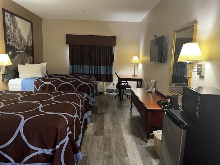 Hotel Piney Woods interior in Huntsville, TX — gallery photo 2