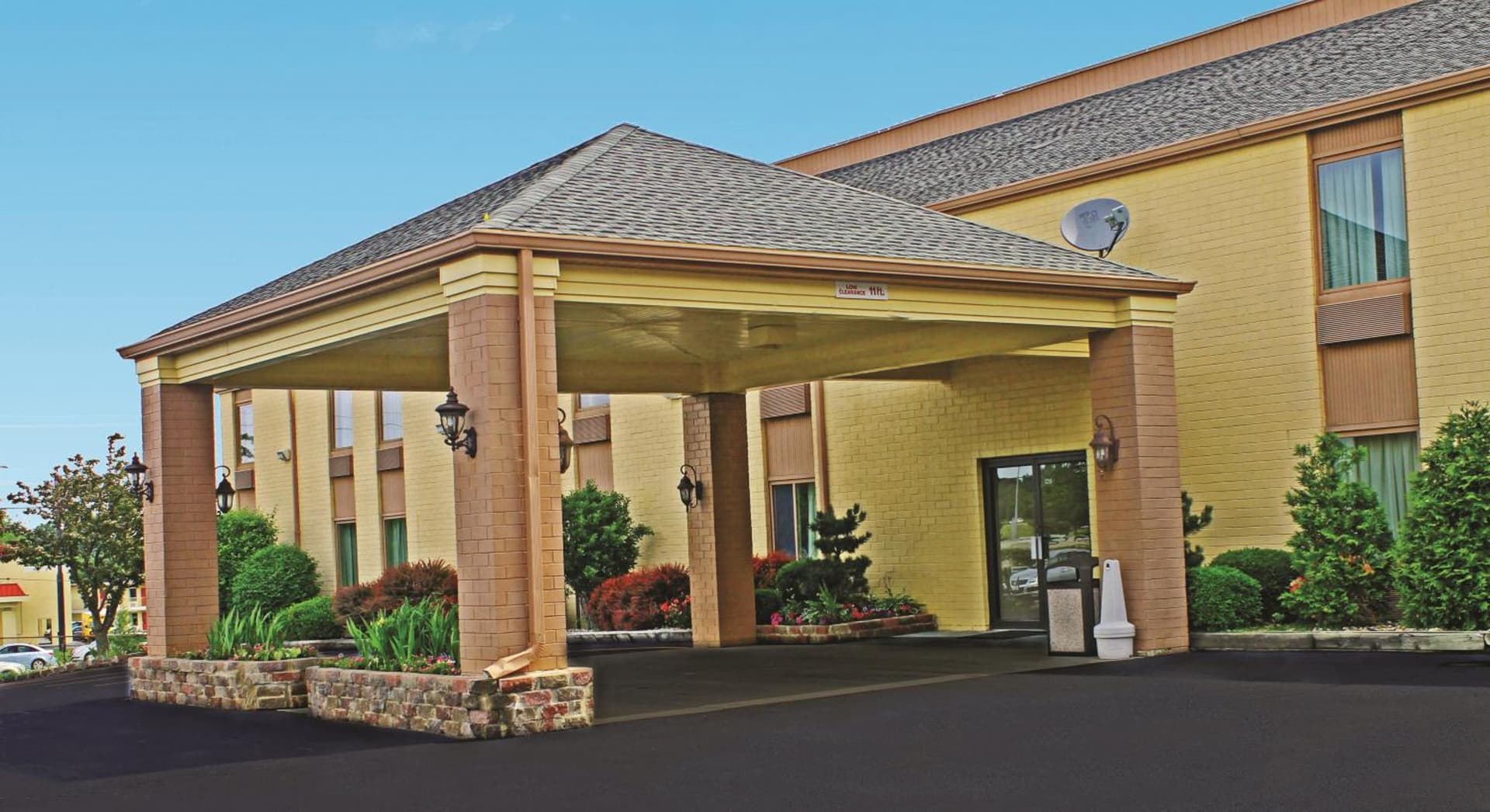 Days Inn & Suites by Wyndham Bloomington/Normal IL gallery photo in Bloomington, IL — image 31