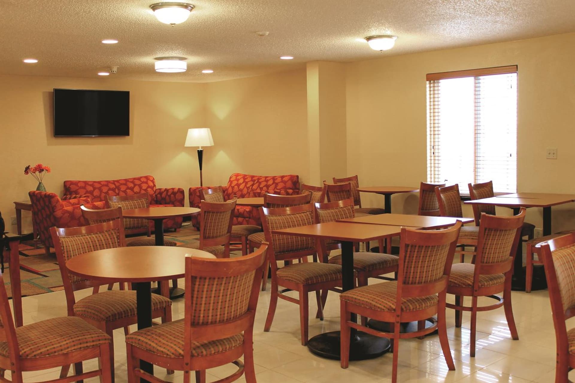 Days Inn & Suites by Wyndham Bloomington/Normal IL gallery photo in Bloomington, IL — image 13