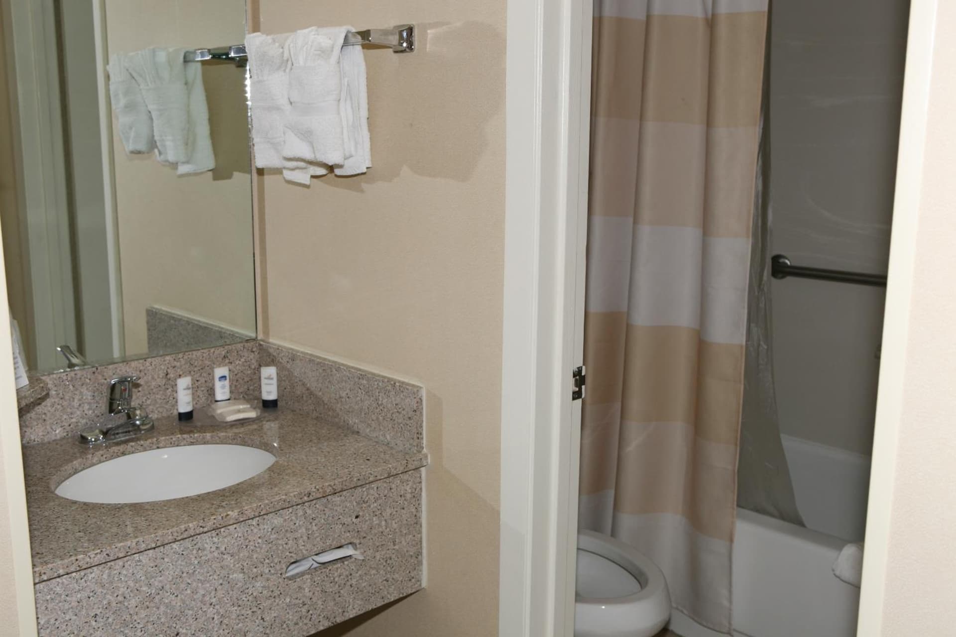 Baymont by Wyndham Kalamazoo East gallery photo in Kalamazoo, MI — image 56