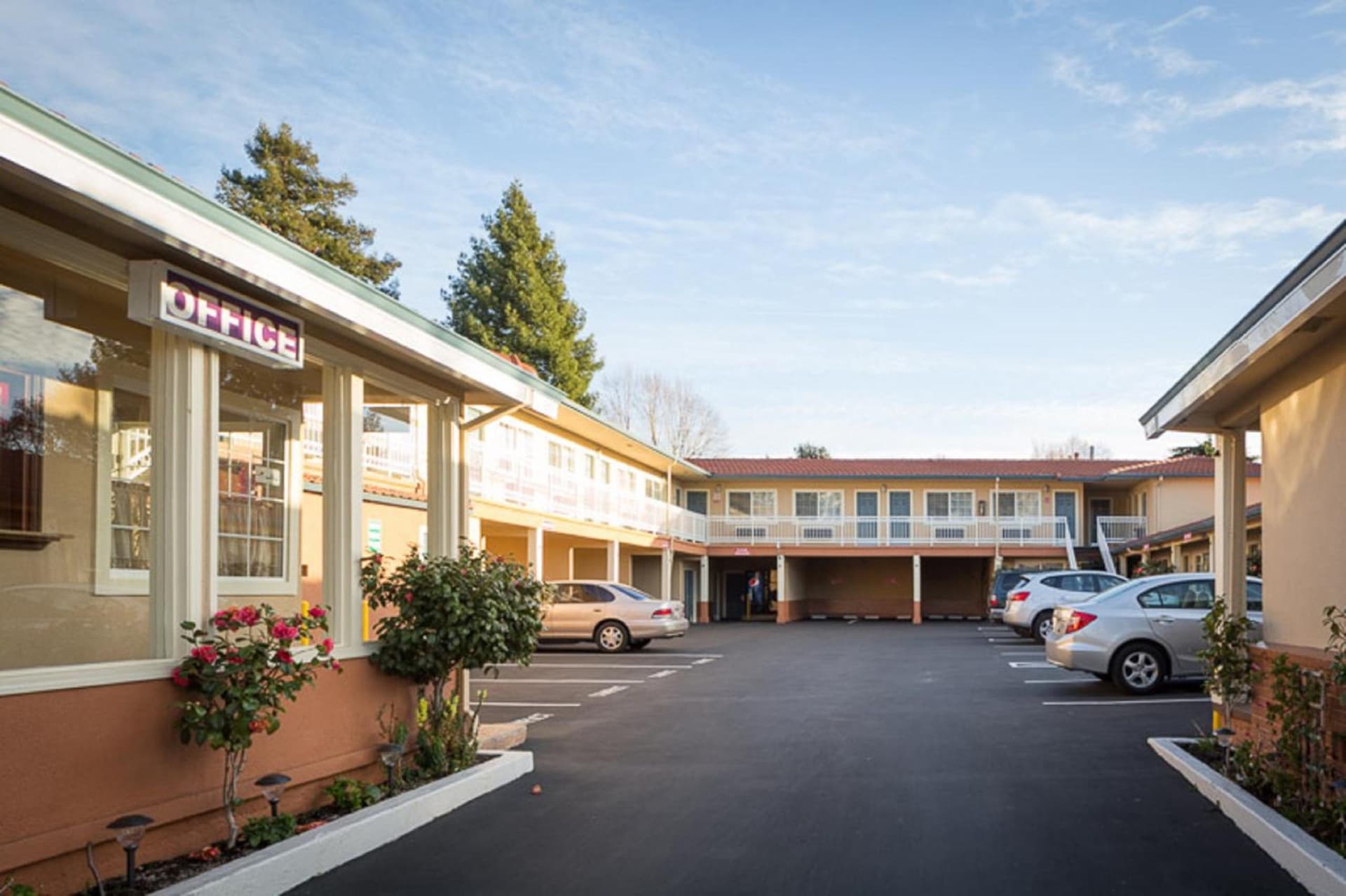 Howard Johnson By Wyndham Berkeley property views in Berkeley, CA — gallery photo 3