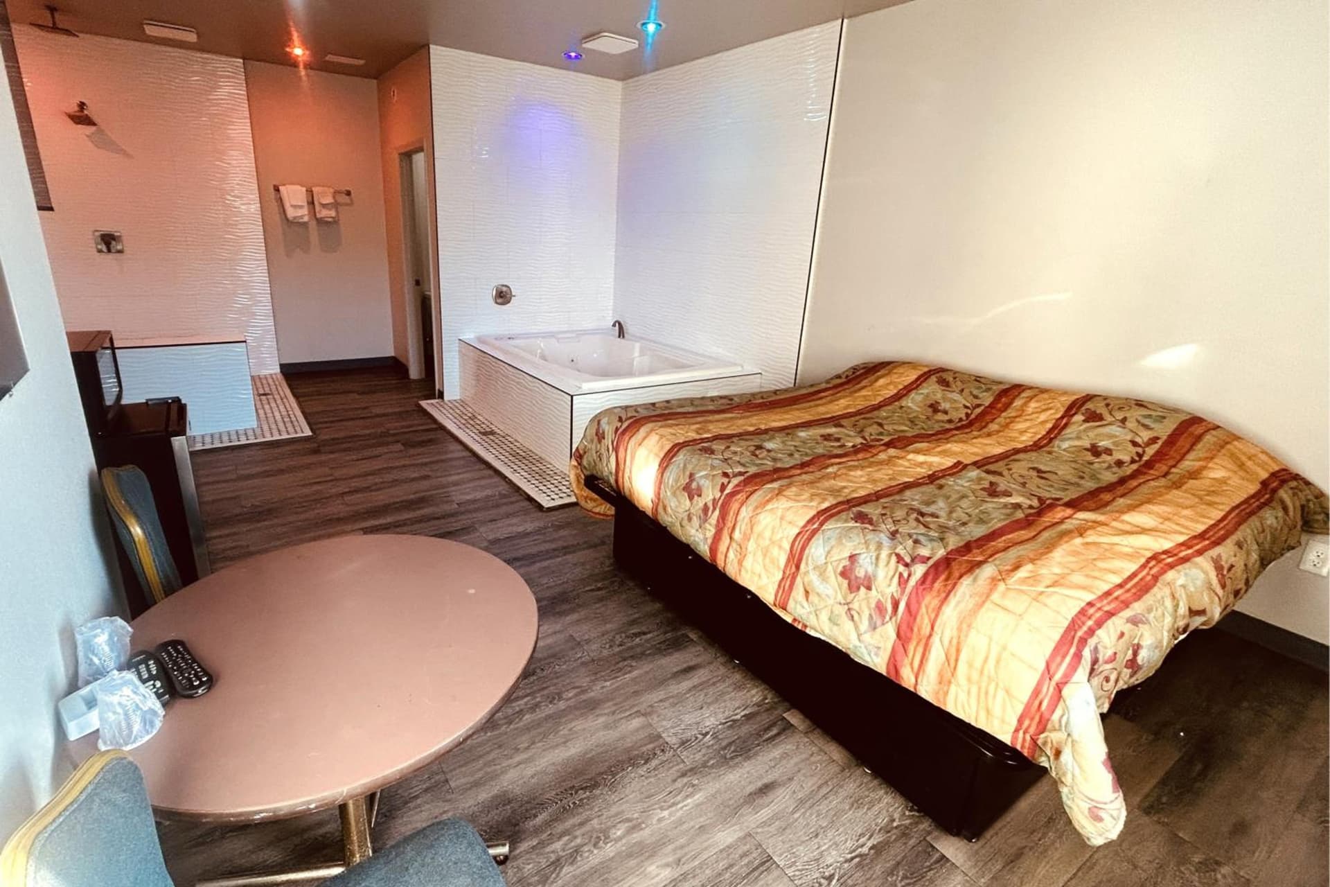 The Queen B Motel, Detroit-Warren property views in Warren, MI — gallery photo 3