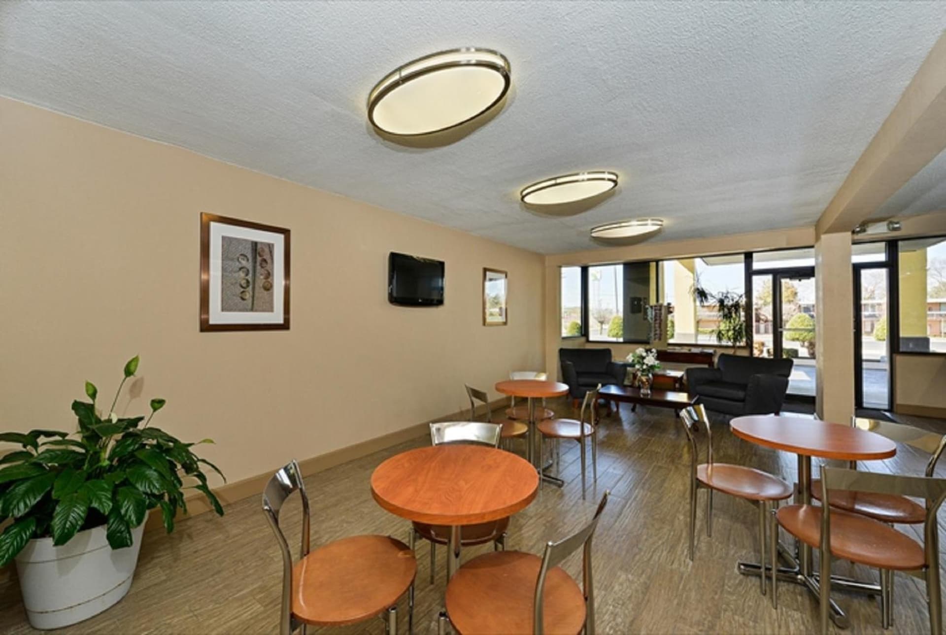 Super 8 by Wyndham Clarksville Northeast gallery photo in Clarksville, TN — image 13