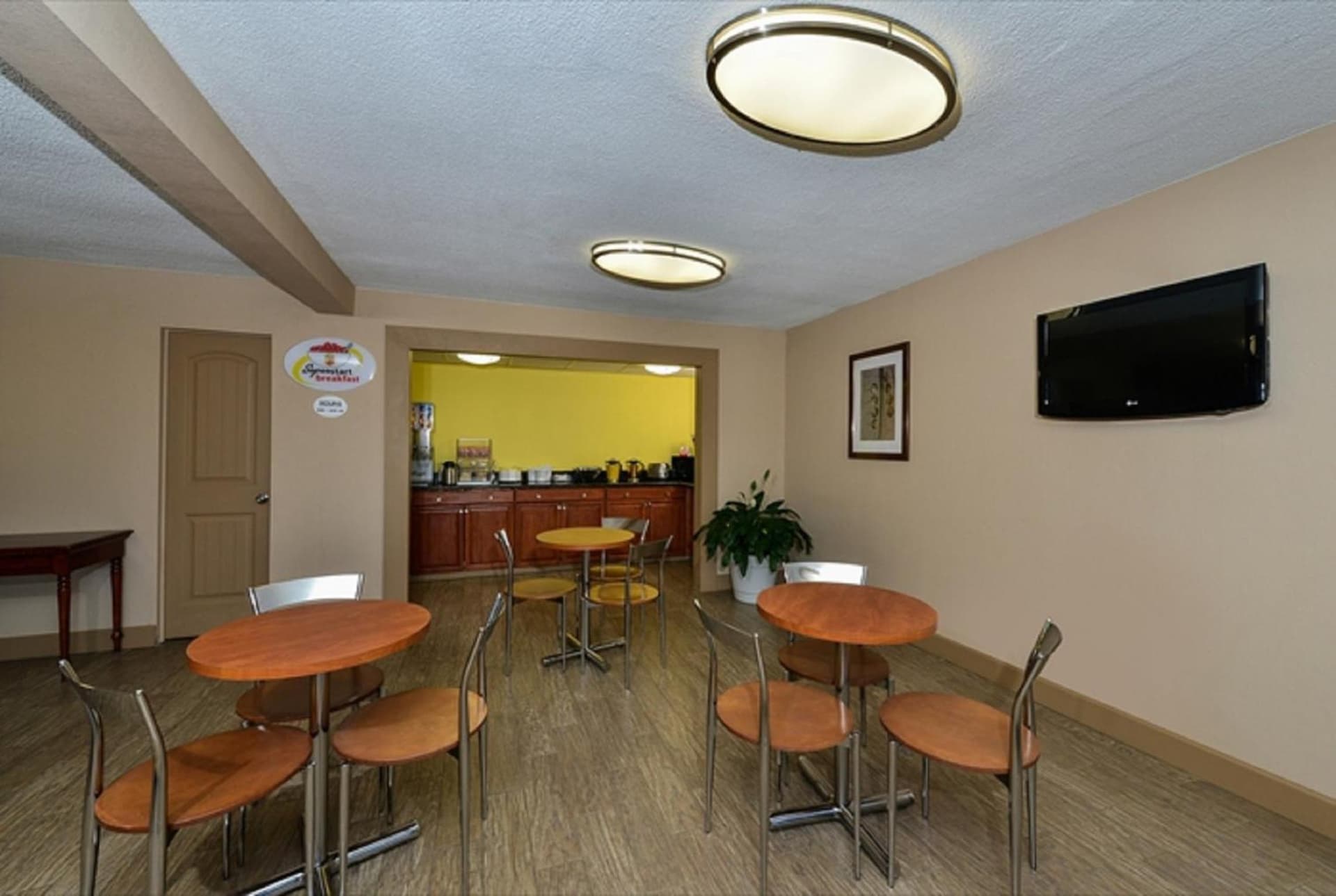 Super 8 by Wyndham Clarksville Northeast gallery photo in Clarksville, TN — image 5