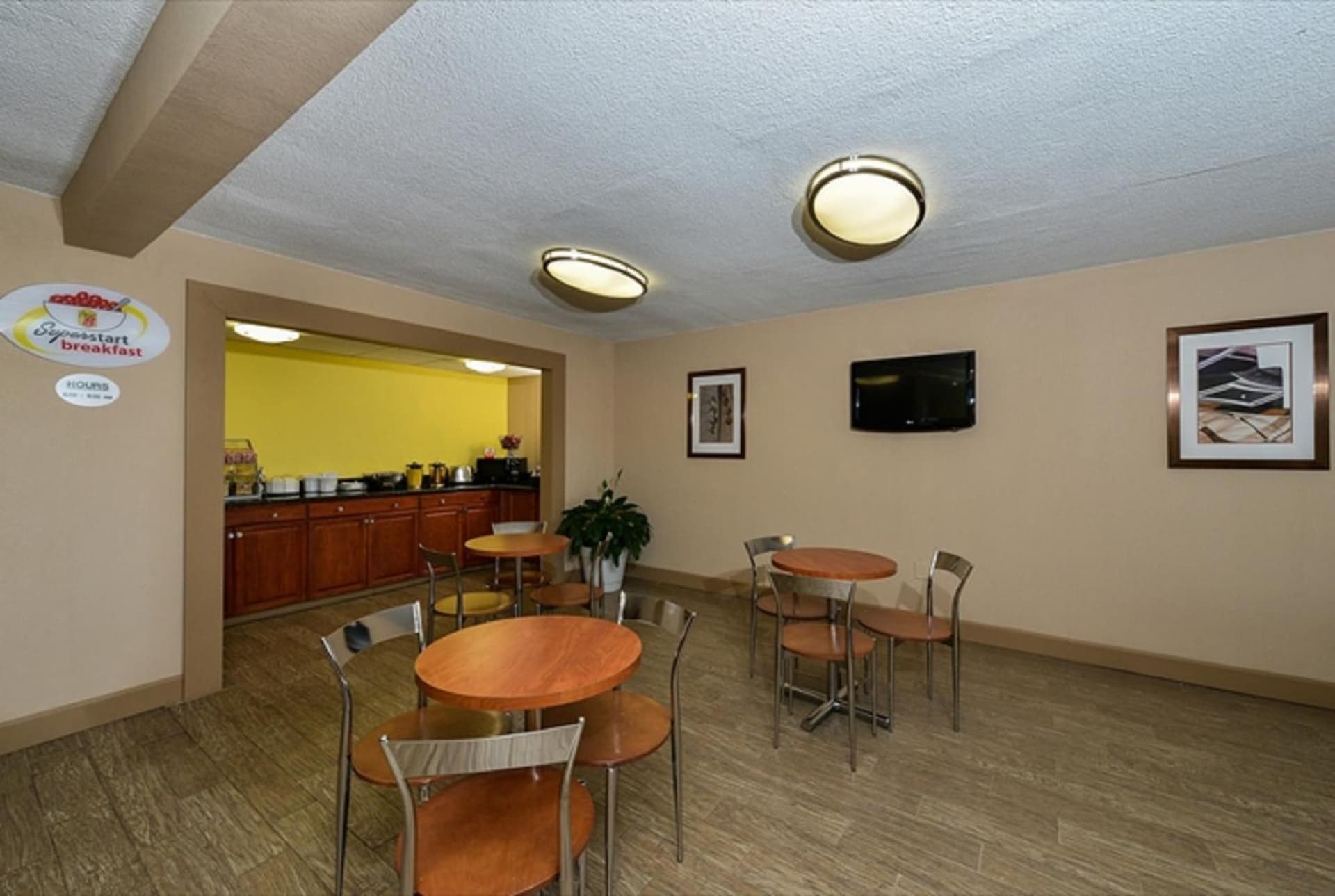 Super 8 by Wyndham Clarksville Northeast gallery photo in Clarksville, TN — image 26