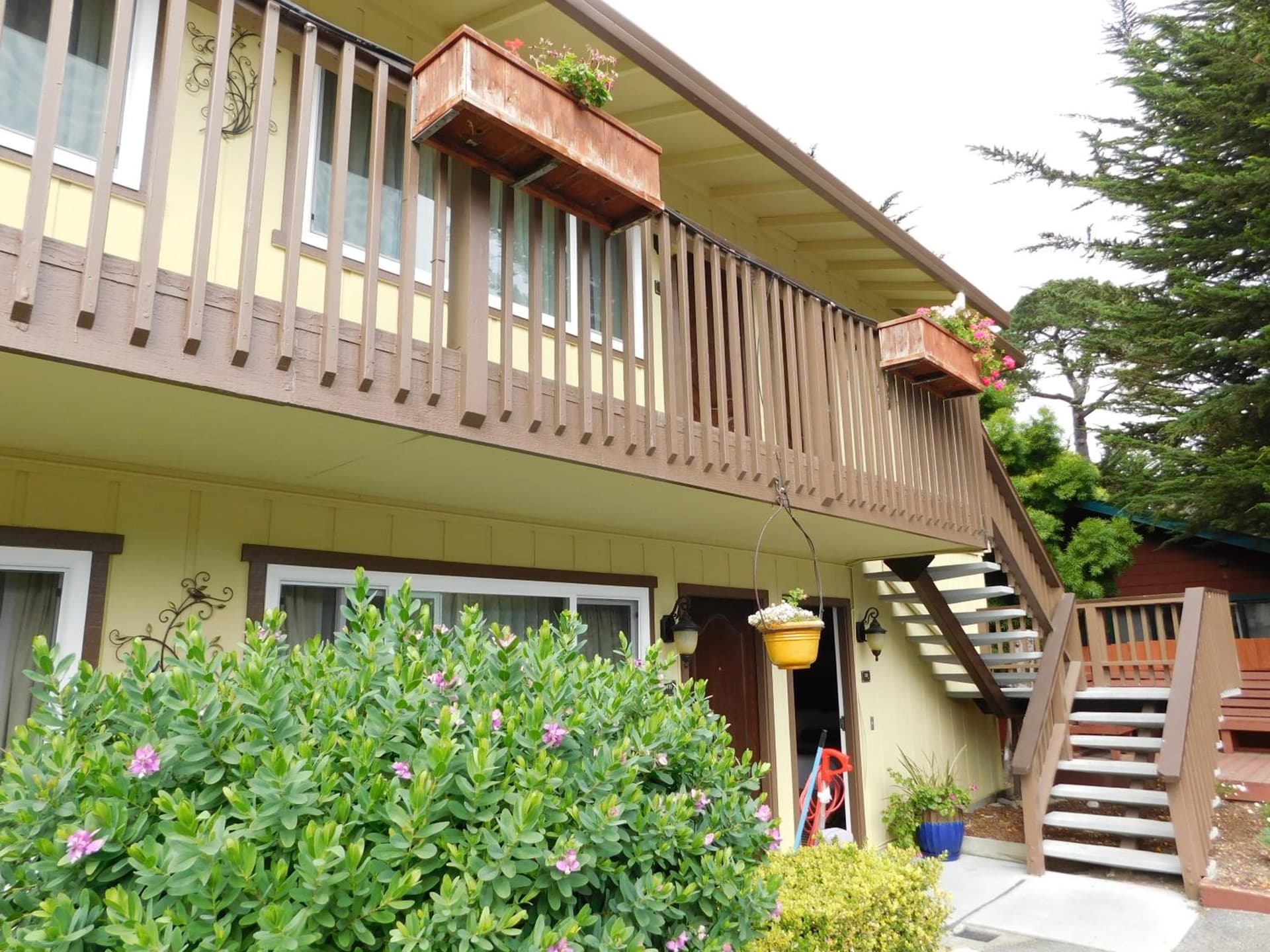 Deer Haven Inn interior in Pacific Grove, CA — gallery photo 2
