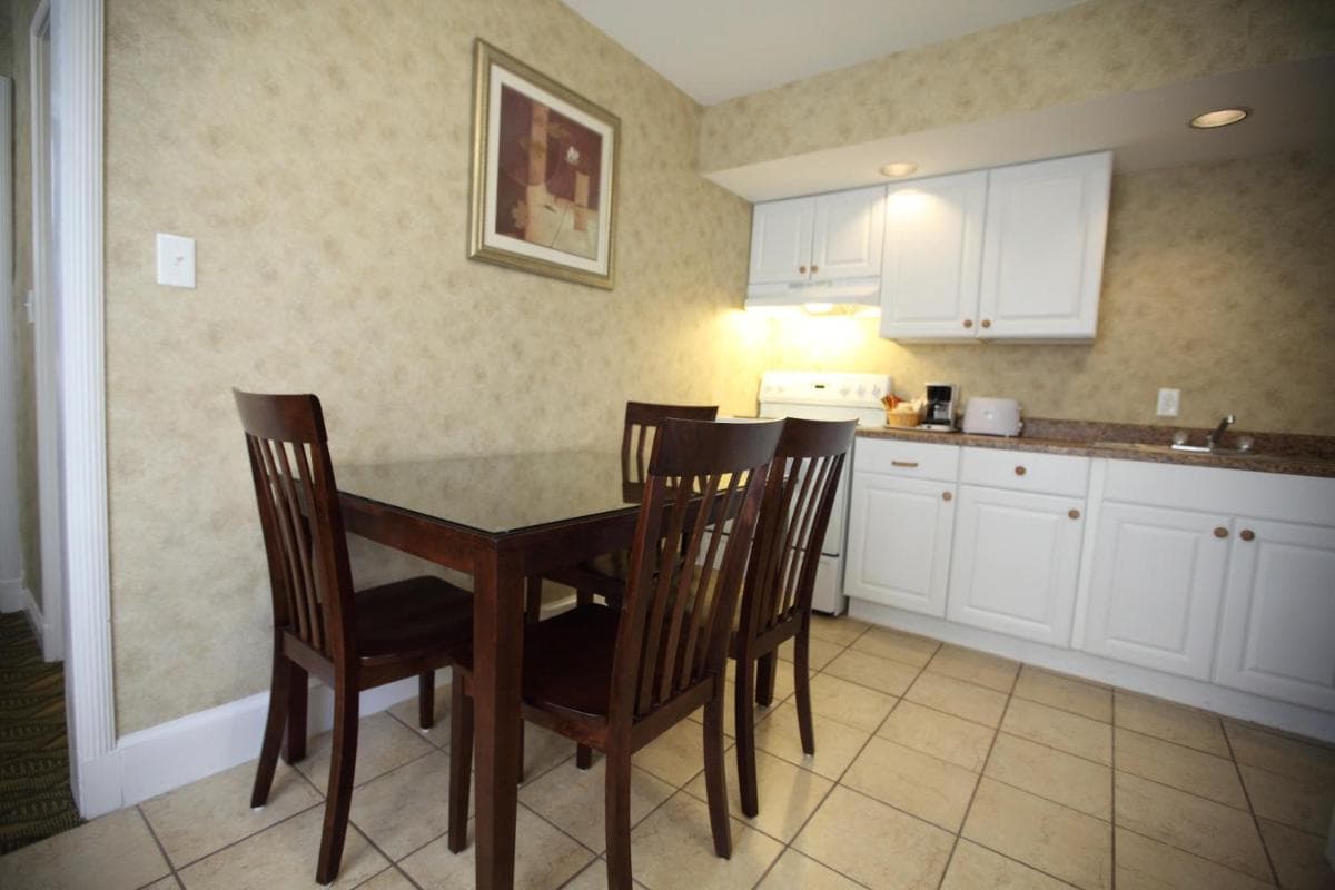 The Island House Hotel gallery photo in Port Clinton, OH — image 35