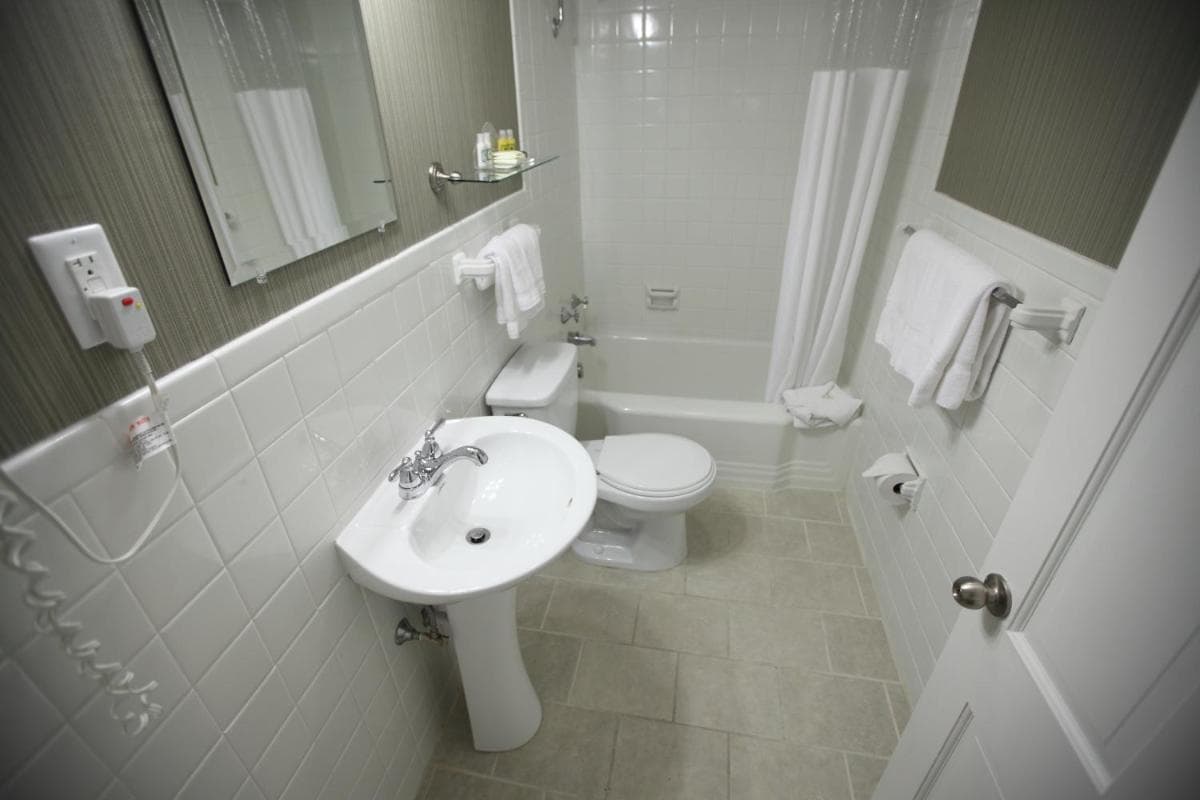 The Island House Hotel gallery photo in Port Clinton, OH — image 26