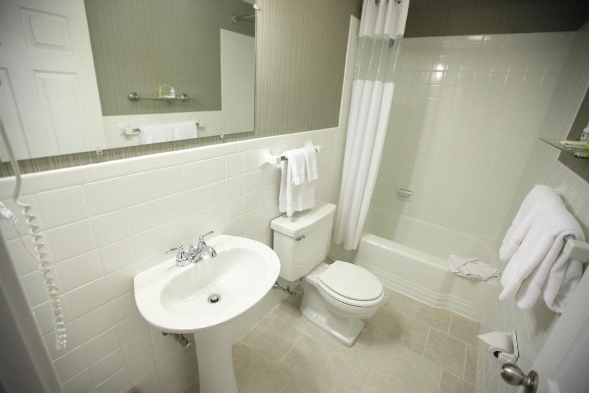 The Island House Hotel gallery photo in Port Clinton, OH — image 27
