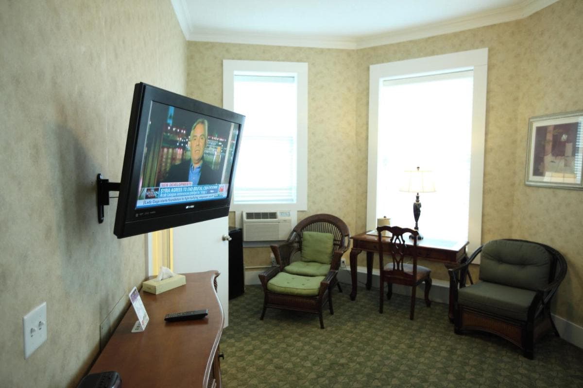 The Island House Hotel gallery photo in Port Clinton, OH — image 32