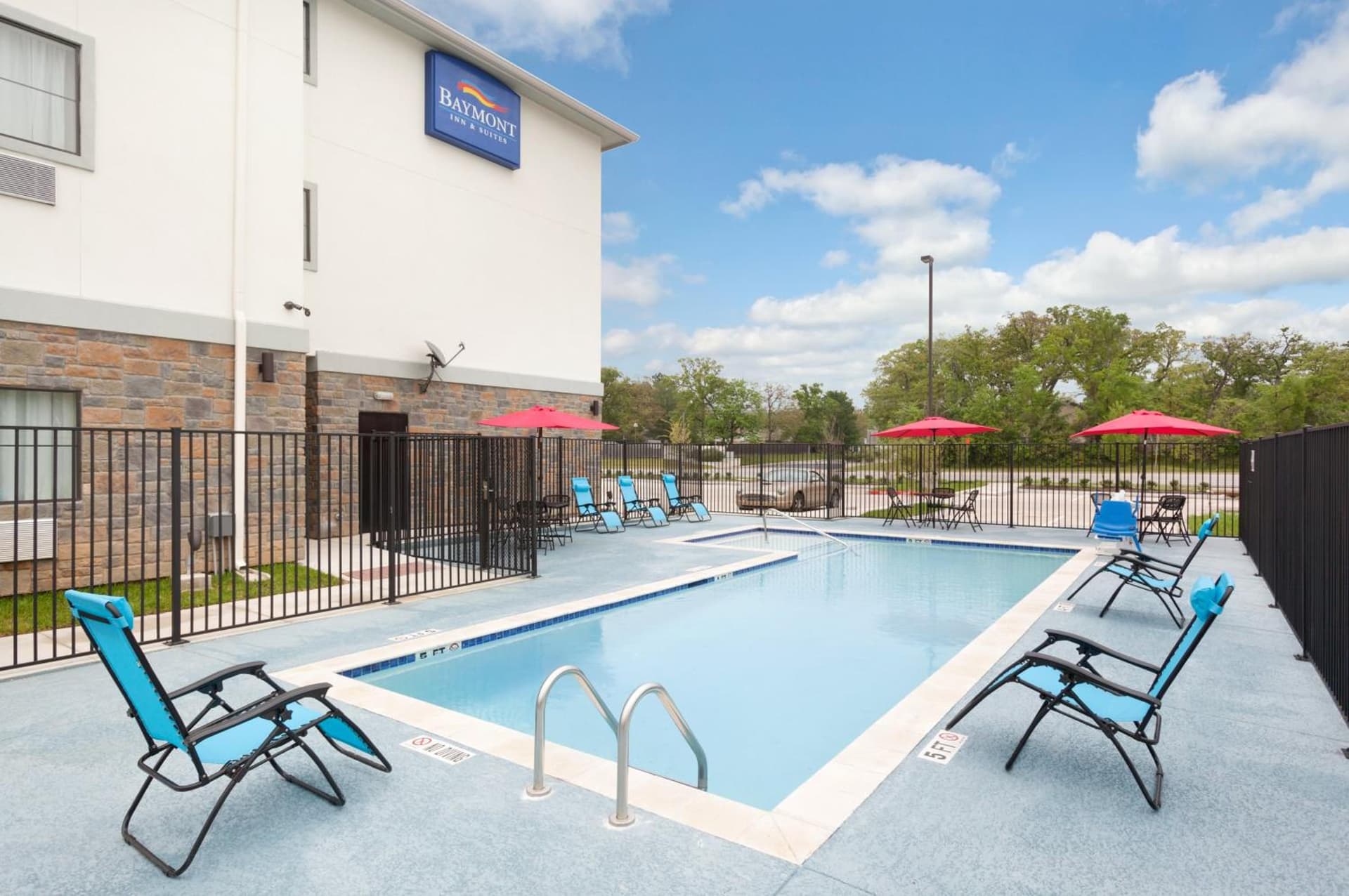Baymont by Wyndham College Station gallery photo in College Station, TX — image 19