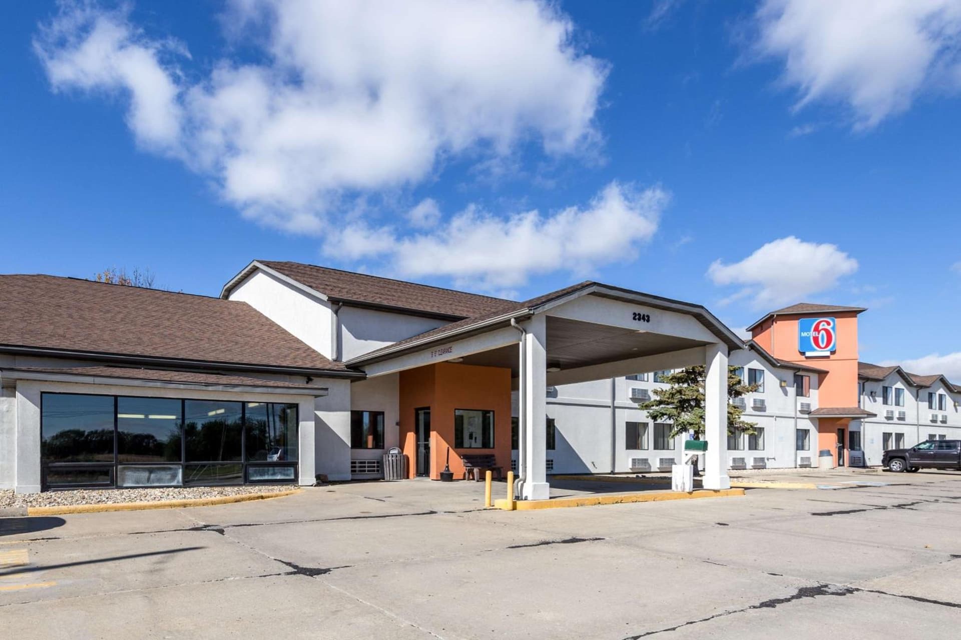 Motel 6-Waterloo, IA featured exterior or lobby in Waterloo, IA — similar hotel