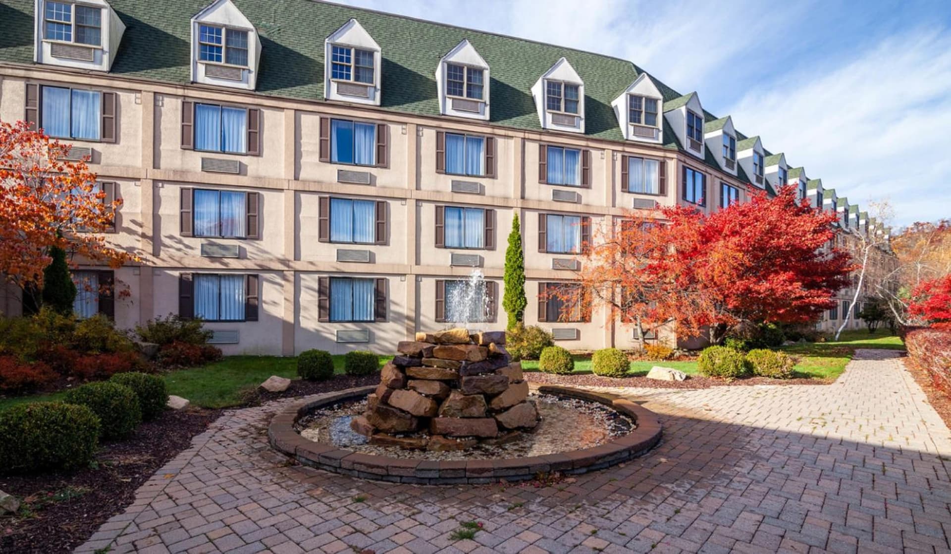 Chateau Resort & Conference Center interior in Tannersville — gallery photo 2