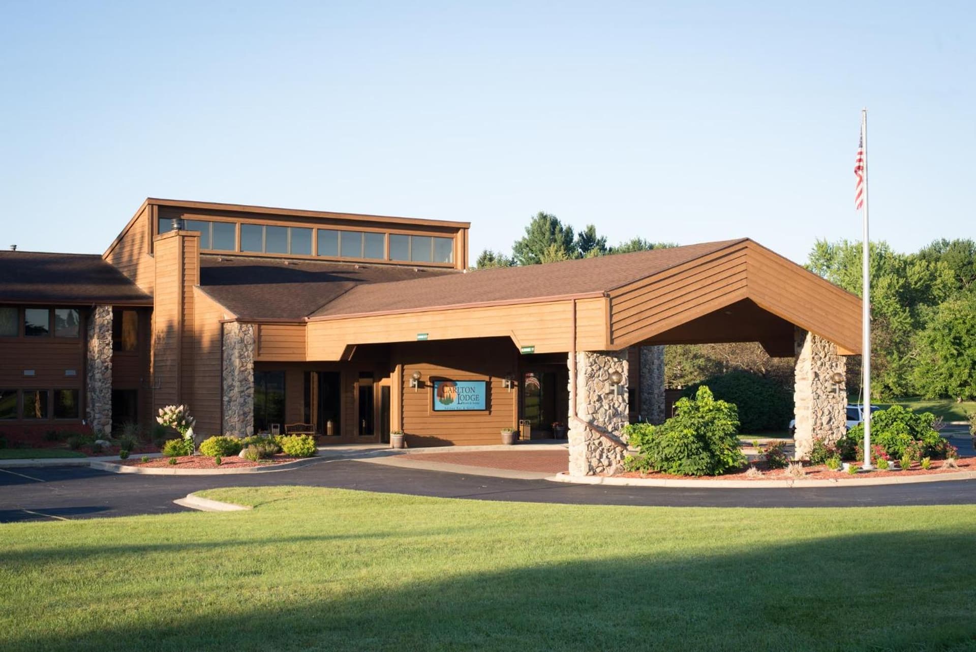 Carlton Lodge Hotel and Suites — hotel in Adrian, Michigan
