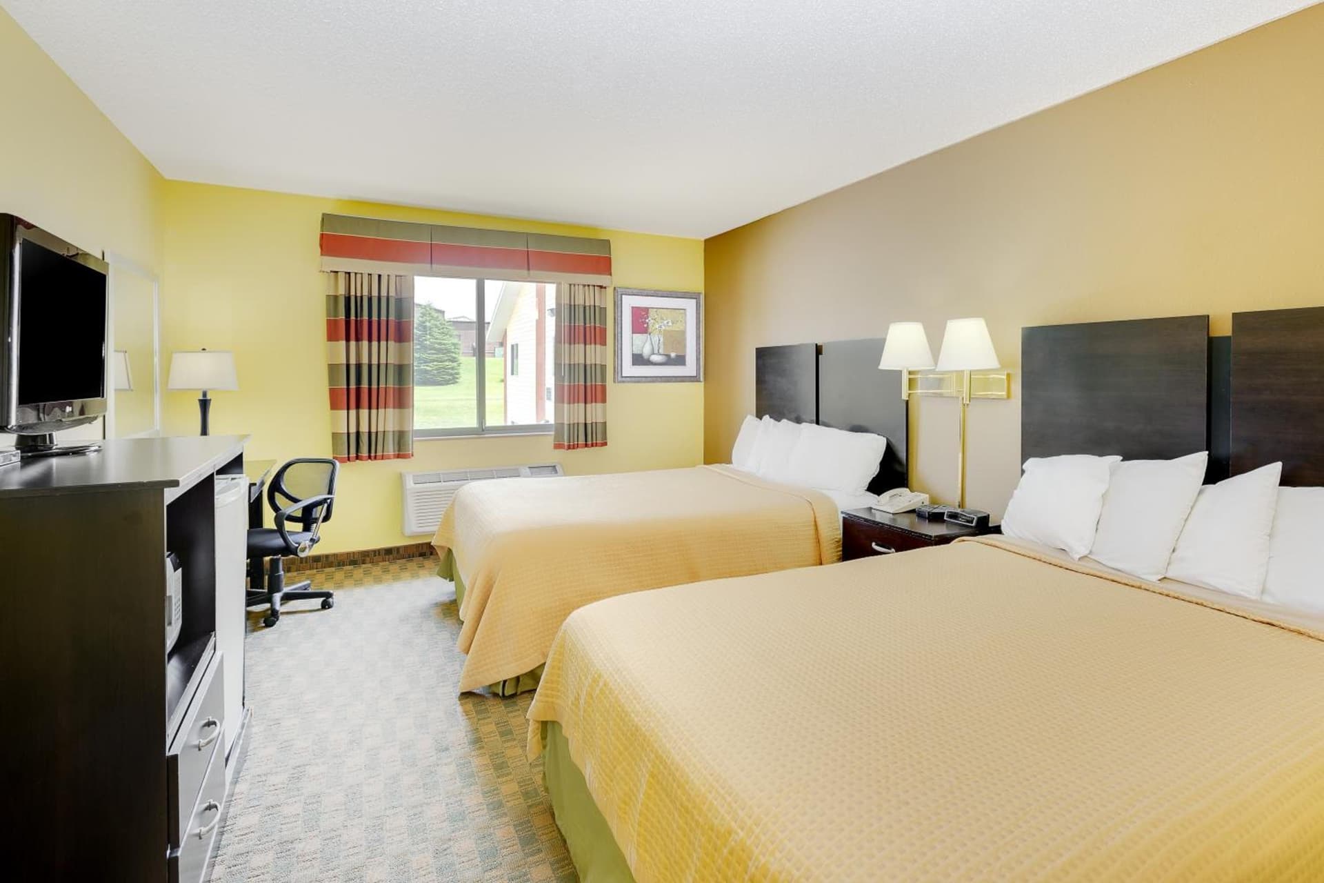 Econo Lodge Inn & Suites Yankton property views in Yankton, SD — gallery photo 3