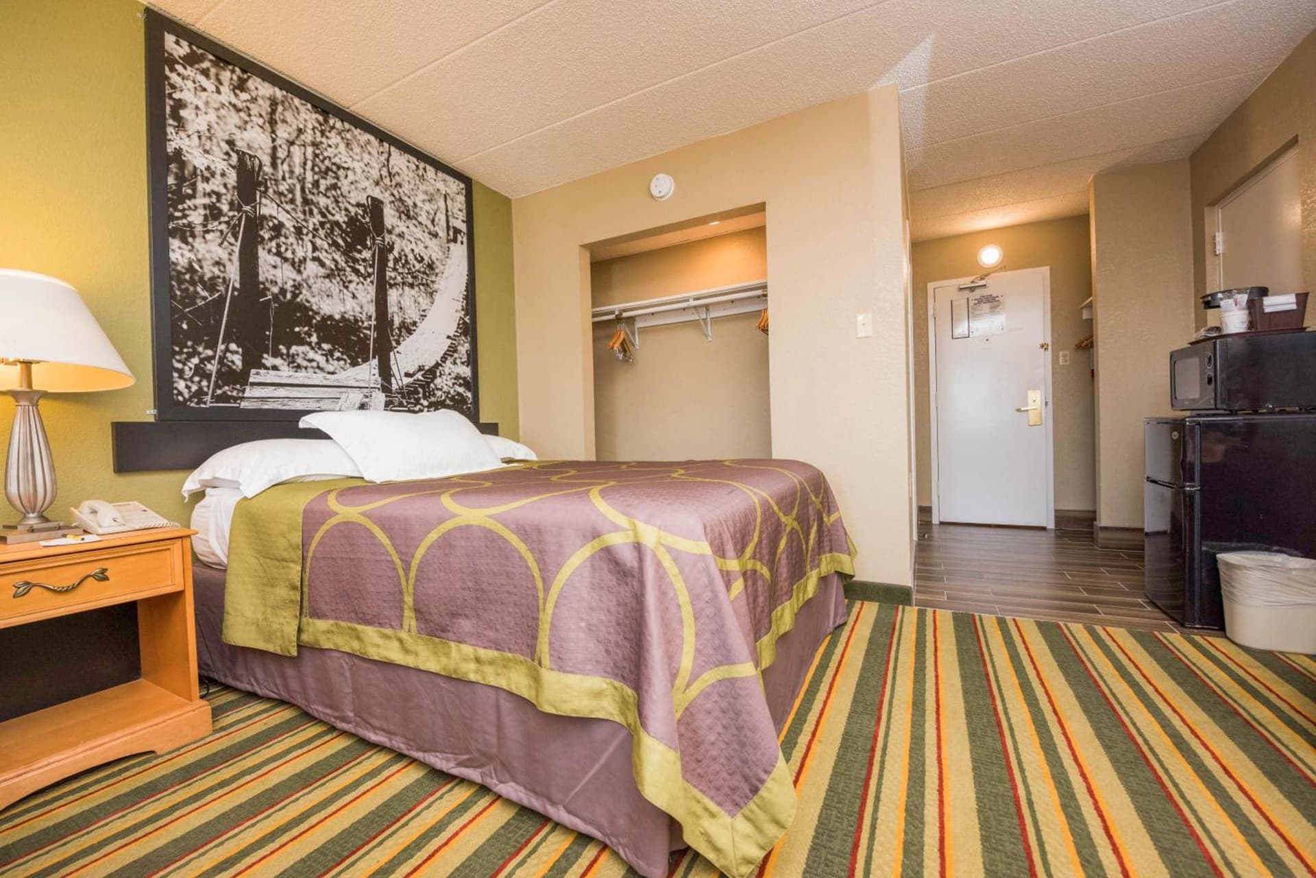 Super 8 by Wyndham Frederick gallery photo in Frederick, MD — image 21