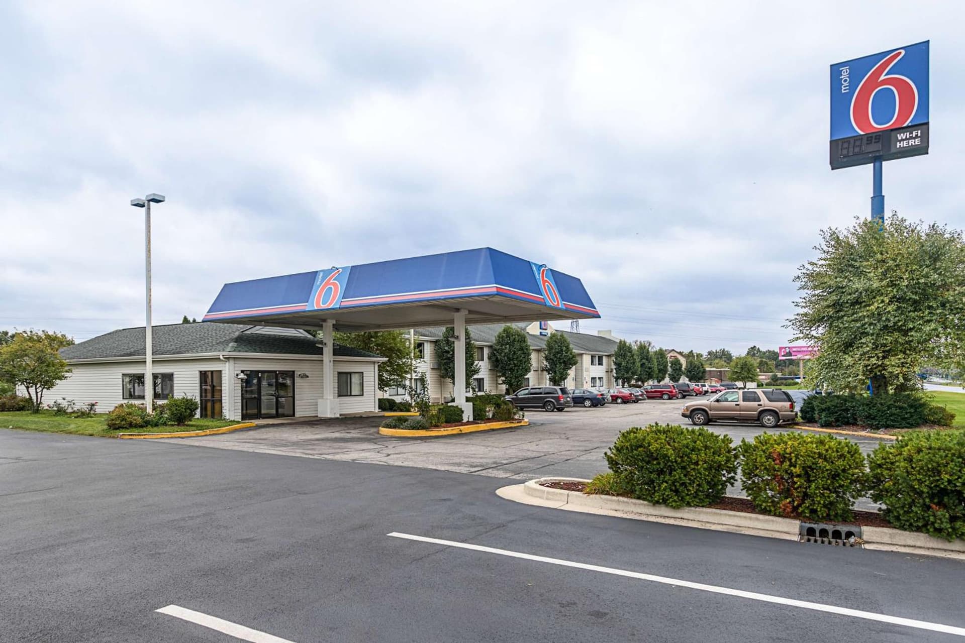 Red Roof Inn Kokomo featured exterior or lobby in Kokomo, IN — similar hotel
