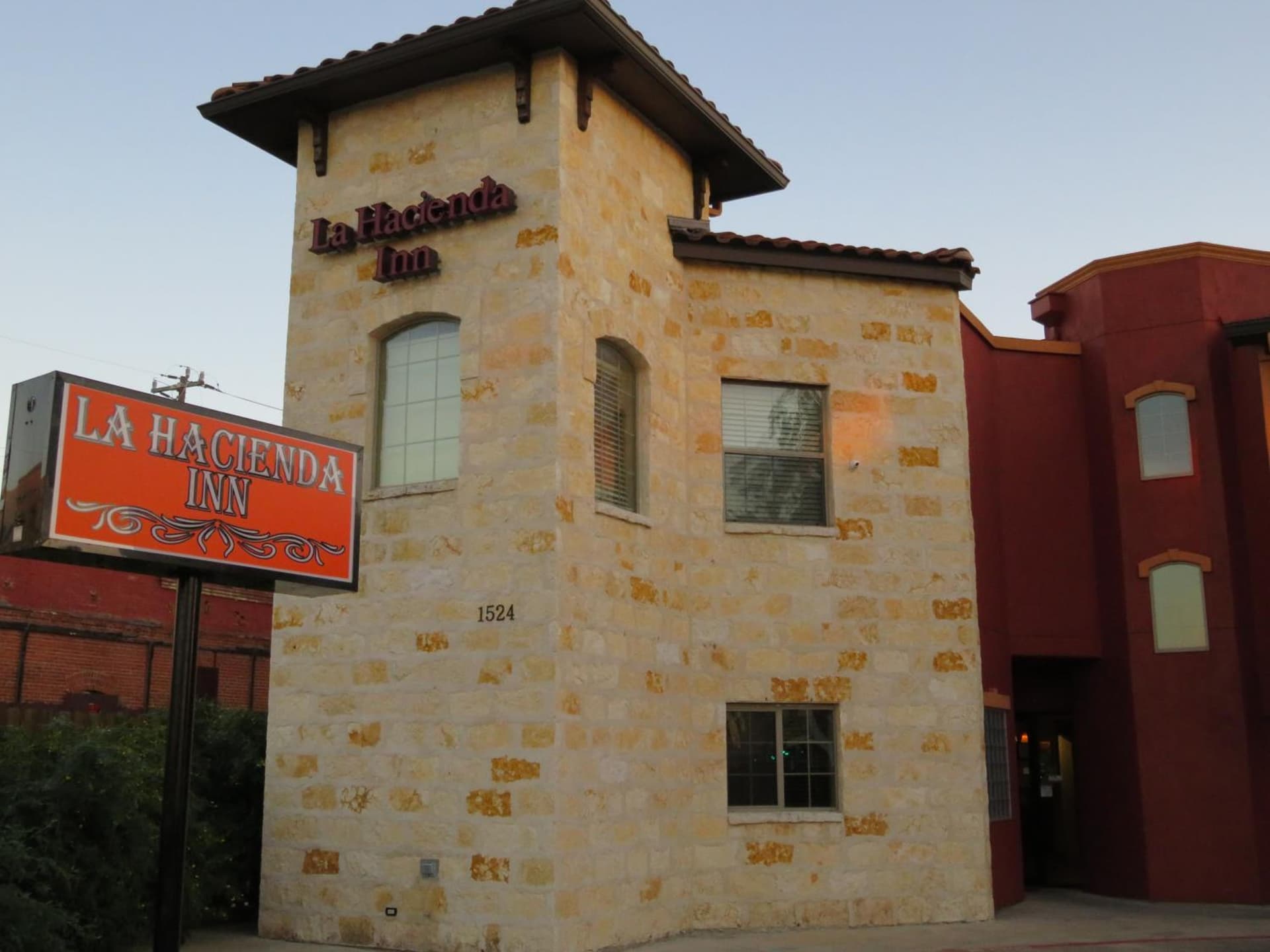 La Hacienda Inn near Alamodome & Riverwalk featured exterior or lobby in San Antonio, TX — similar hotel