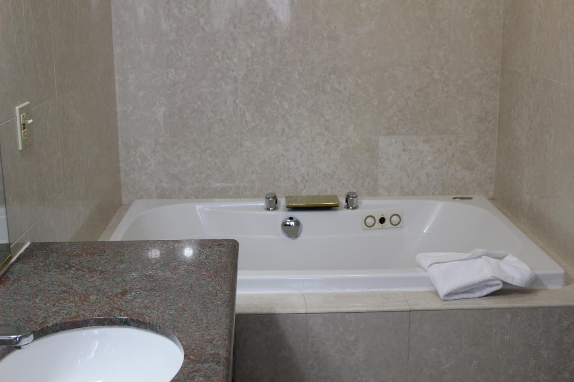 Days Inn & Suites by Wyndham Sunnyvale property views in Sunnyvale, CA — gallery photo 3