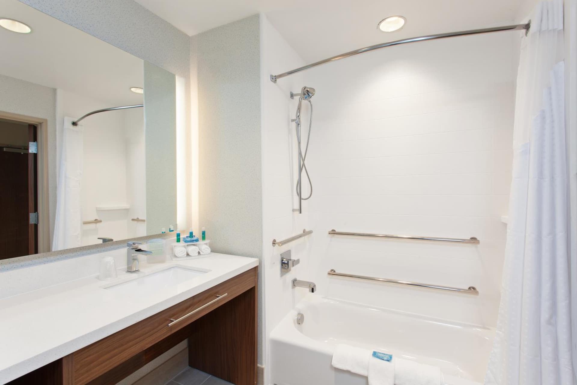 Holiday Inn Express & Suites Houston S - Medical Ctr Area by IHG interior in Houston, TX — gallery photo 2