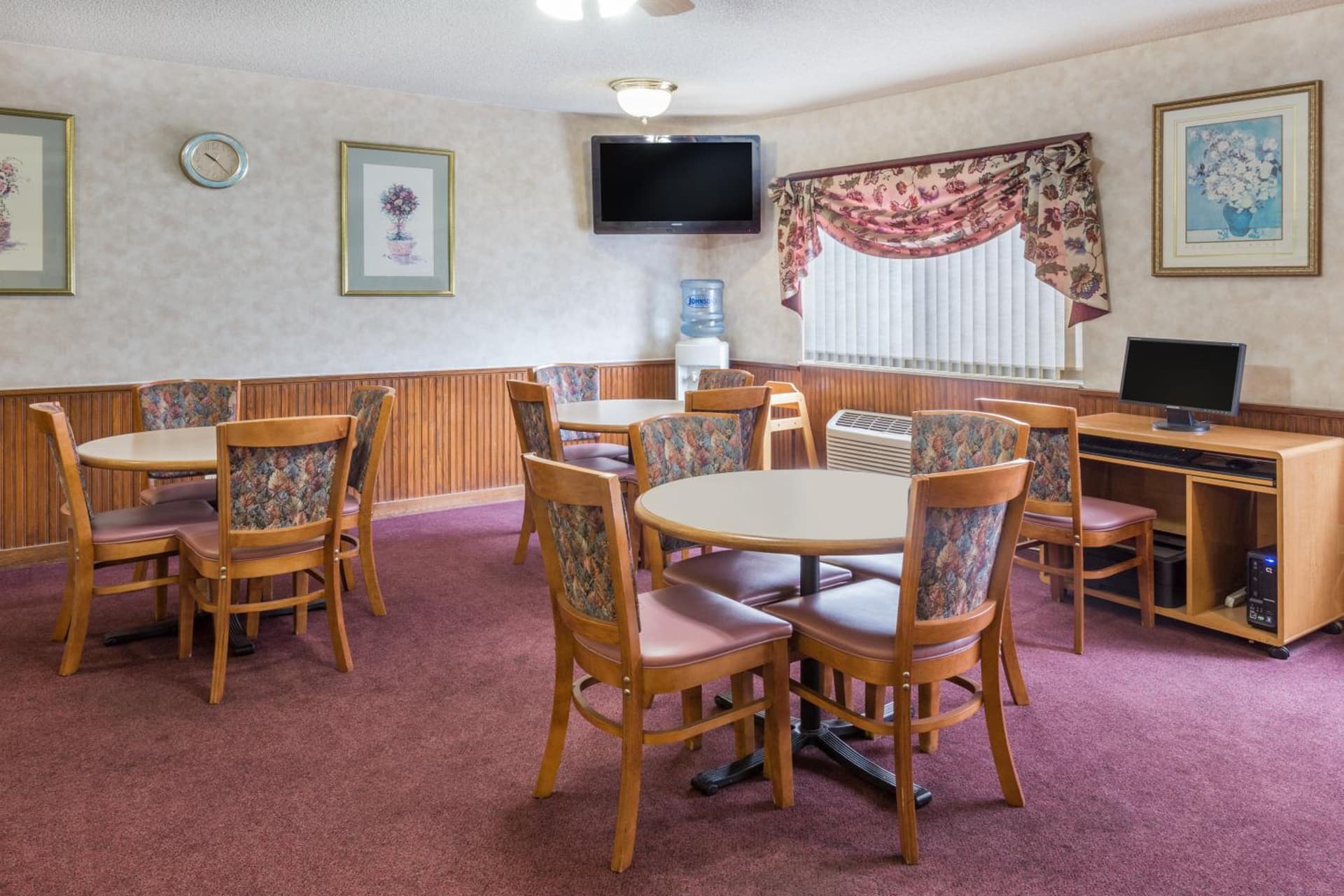 Days Inn & Suites by Wyndham Davenport East property views in Davenport, IA — gallery photo 3
