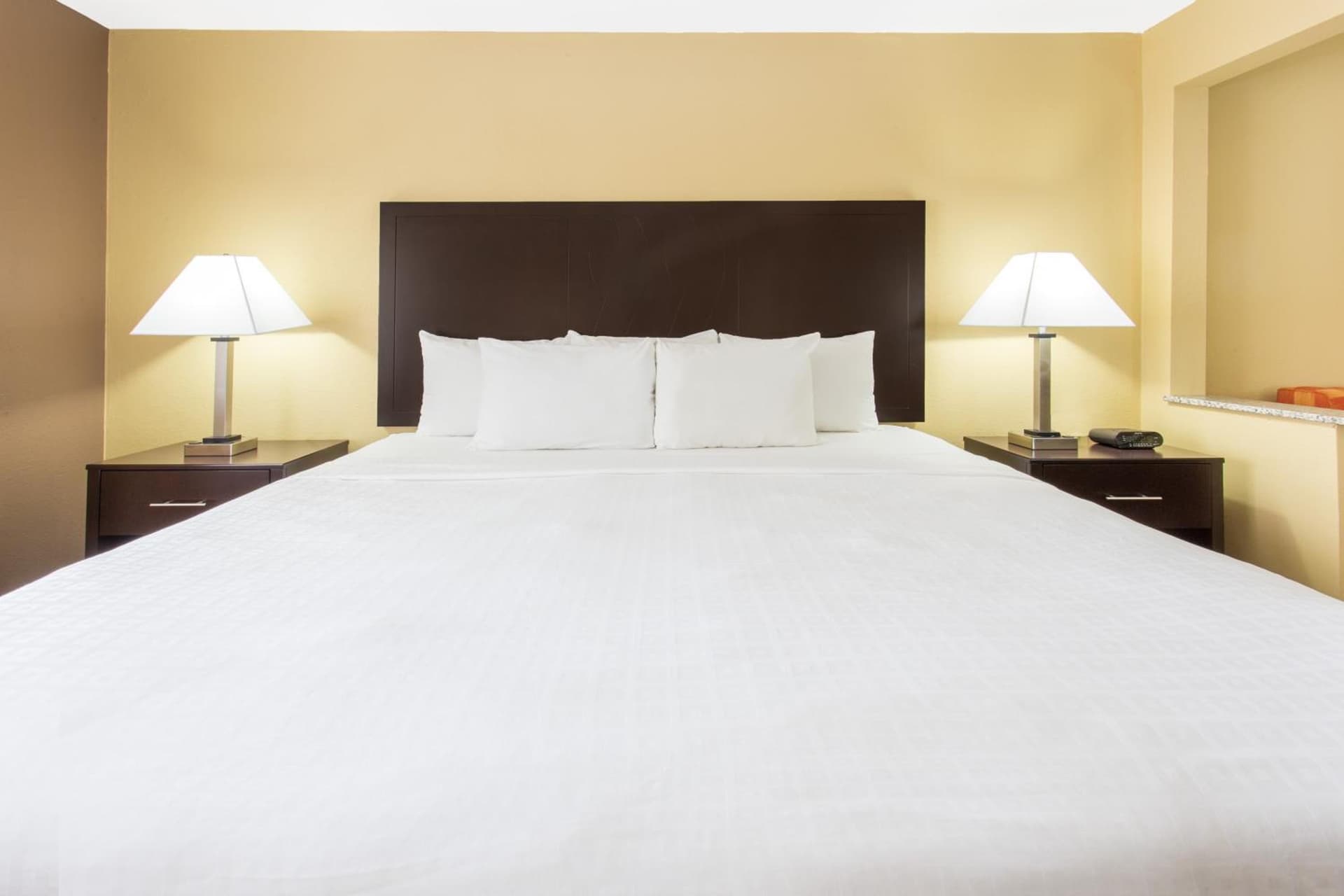 Days Inn & Suites by Wyndham Davenport East gallery photo in Davenport, IA — image 26