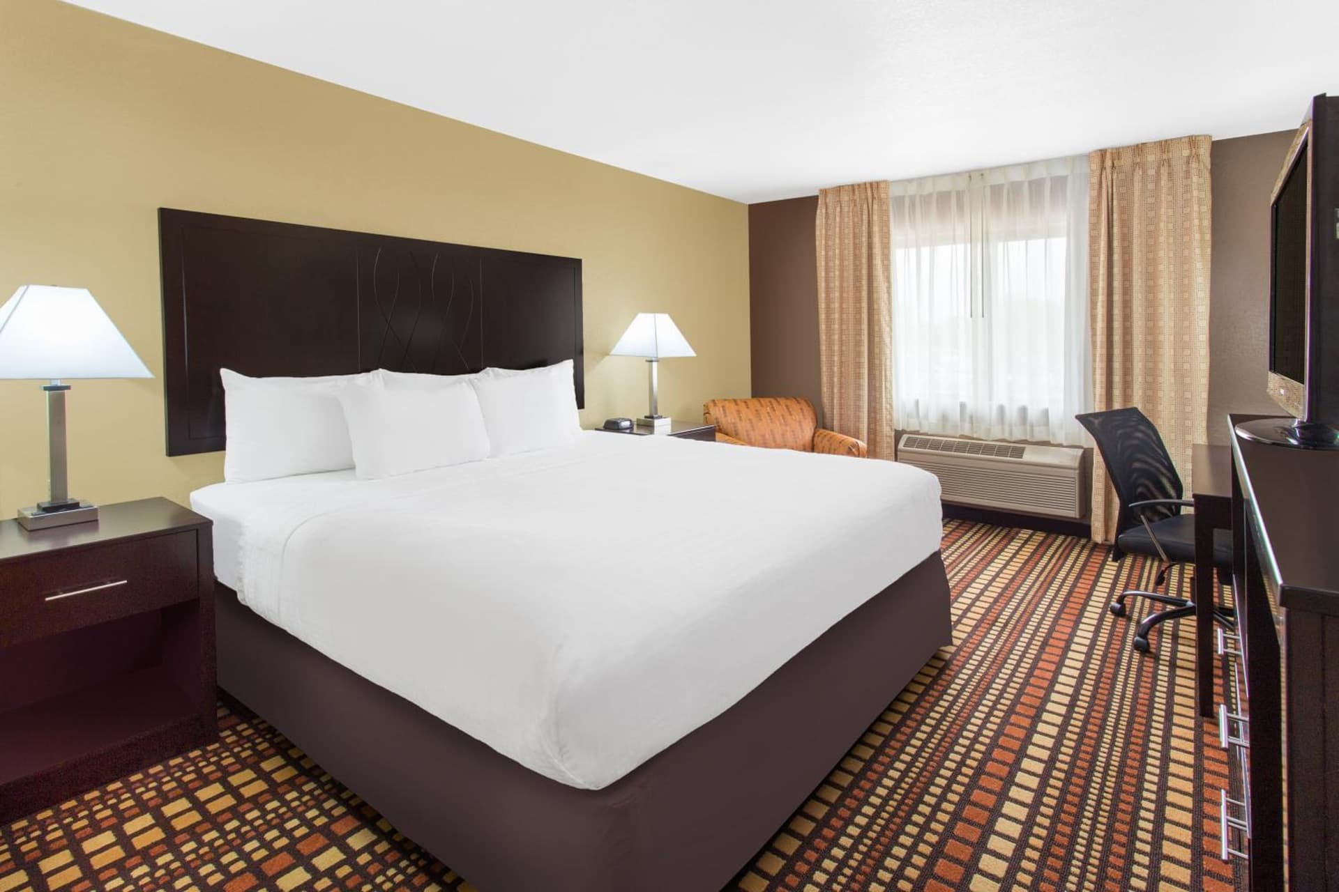Days Inn & Suites by Wyndham Davenport East interior in Davenport, IA — gallery photo 2