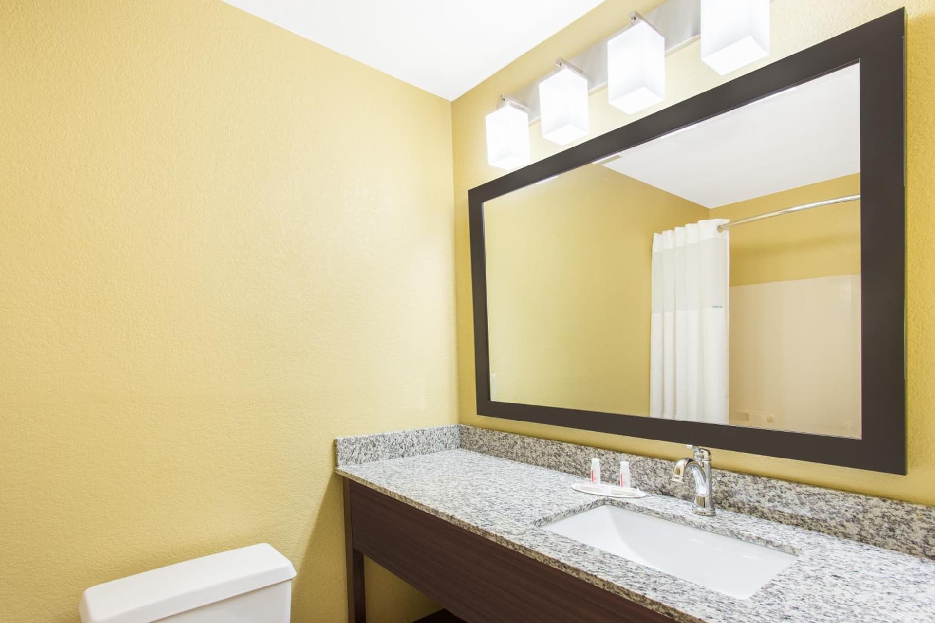 Days Inn & Suites by Wyndham Davenport East gallery photo in Davenport, IA — image 32