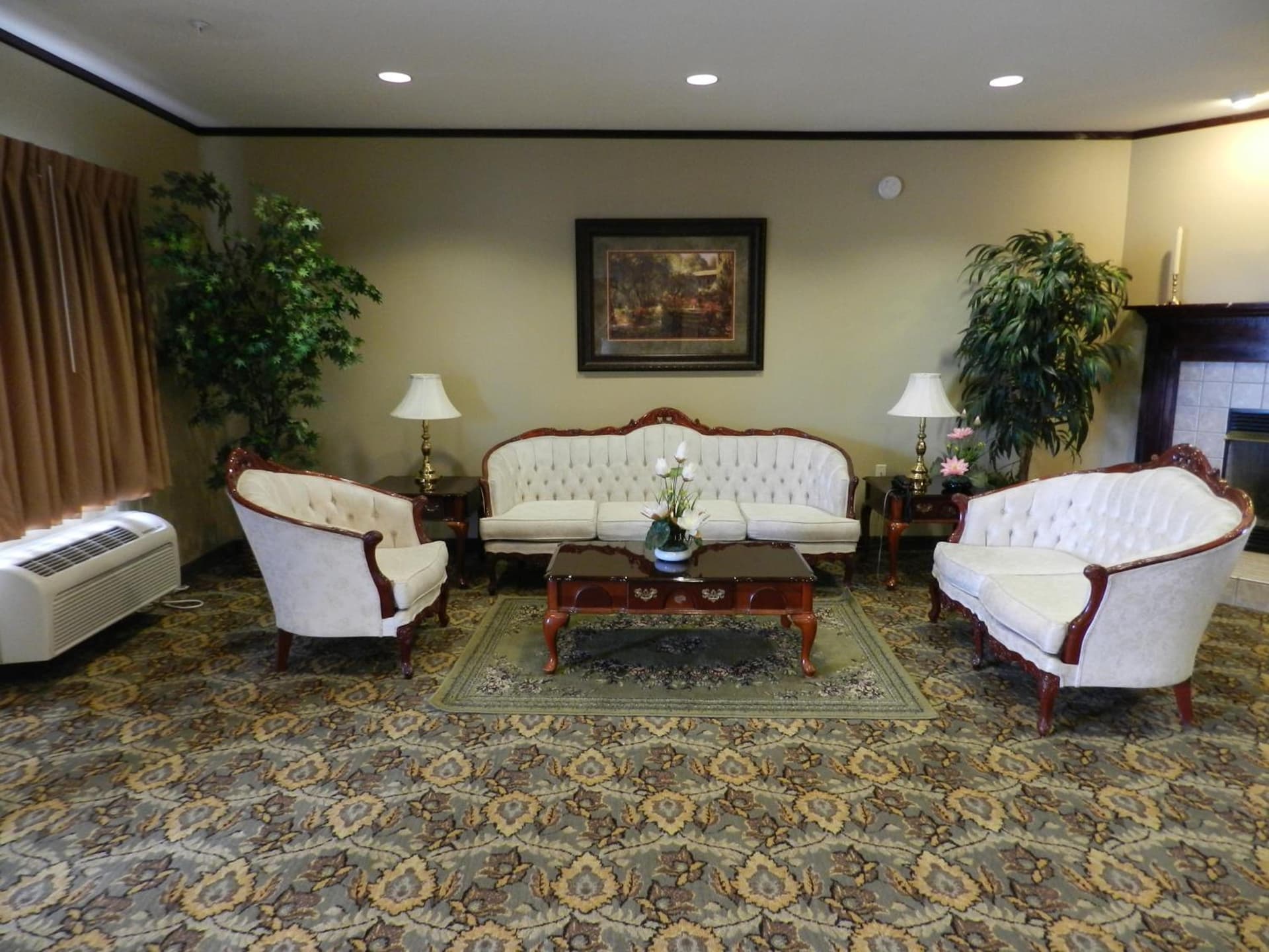Bay Inn & Suites Troy interior in Troy, MO — gallery photo 2
