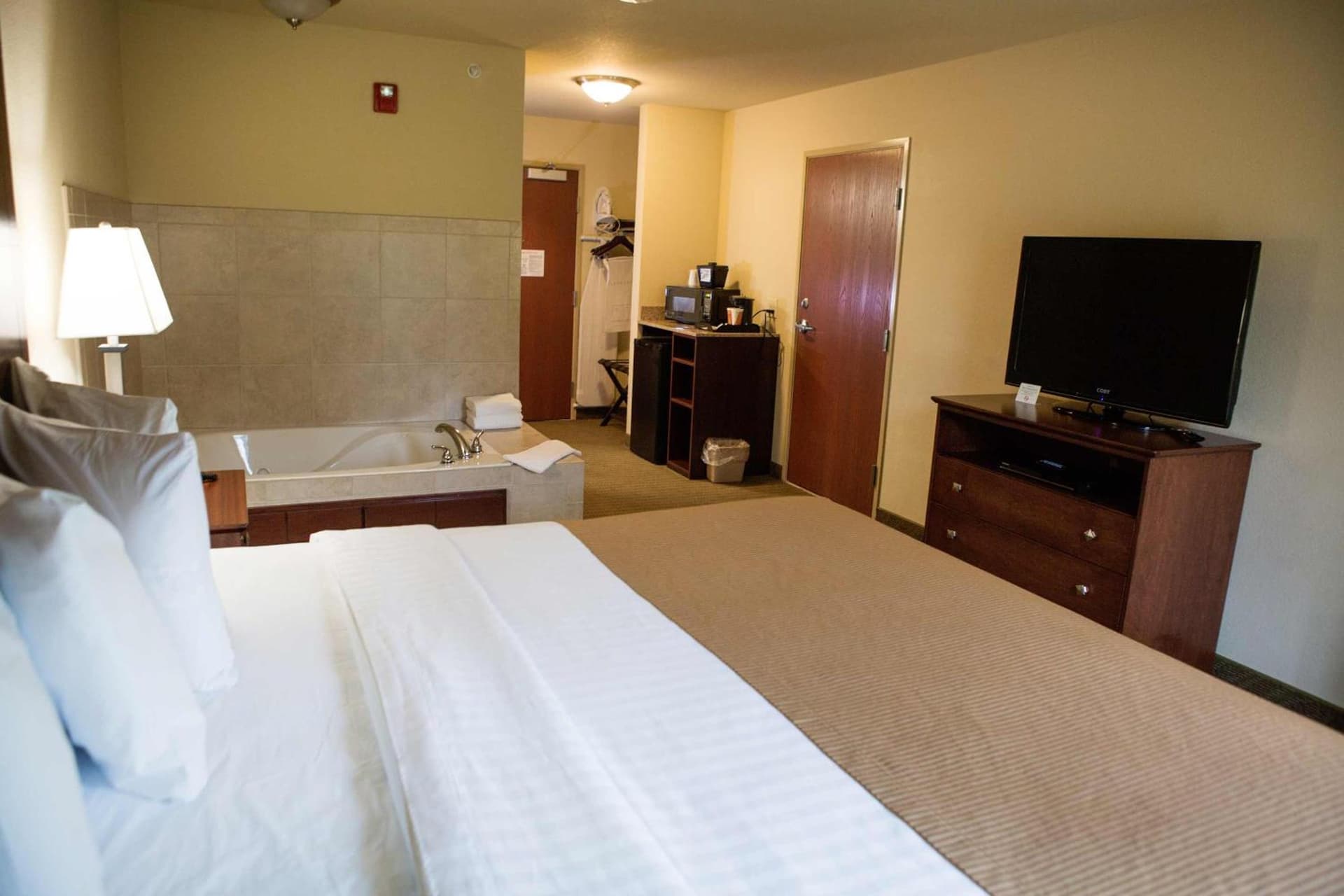 Cobblestone Hotel & Suites - Knoxville property views in Knoxville, IA — gallery photo 3