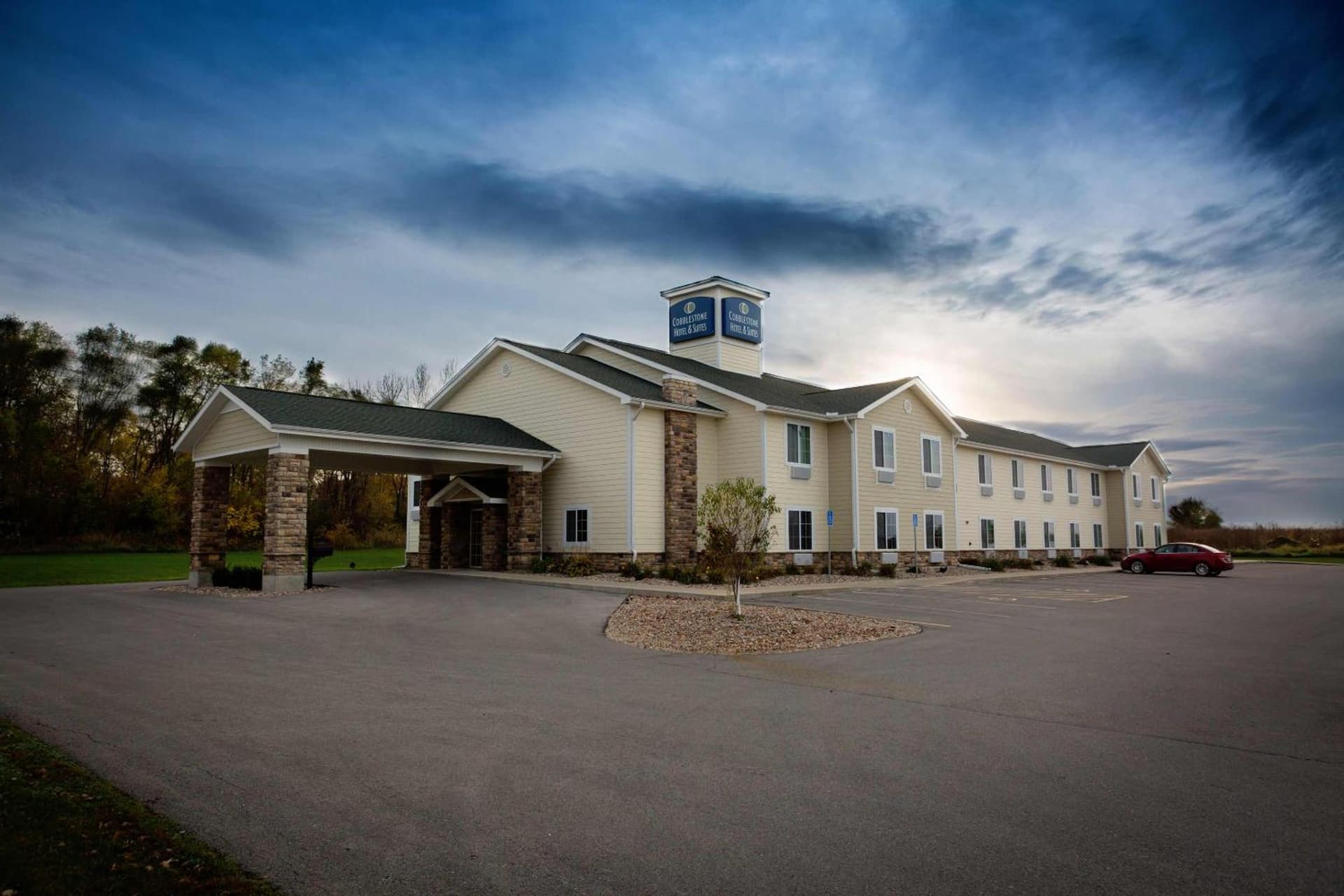 Cobblestone Hotel & Suites - Knoxville featured exterior or lobby in Knoxville, IA — similar hotel