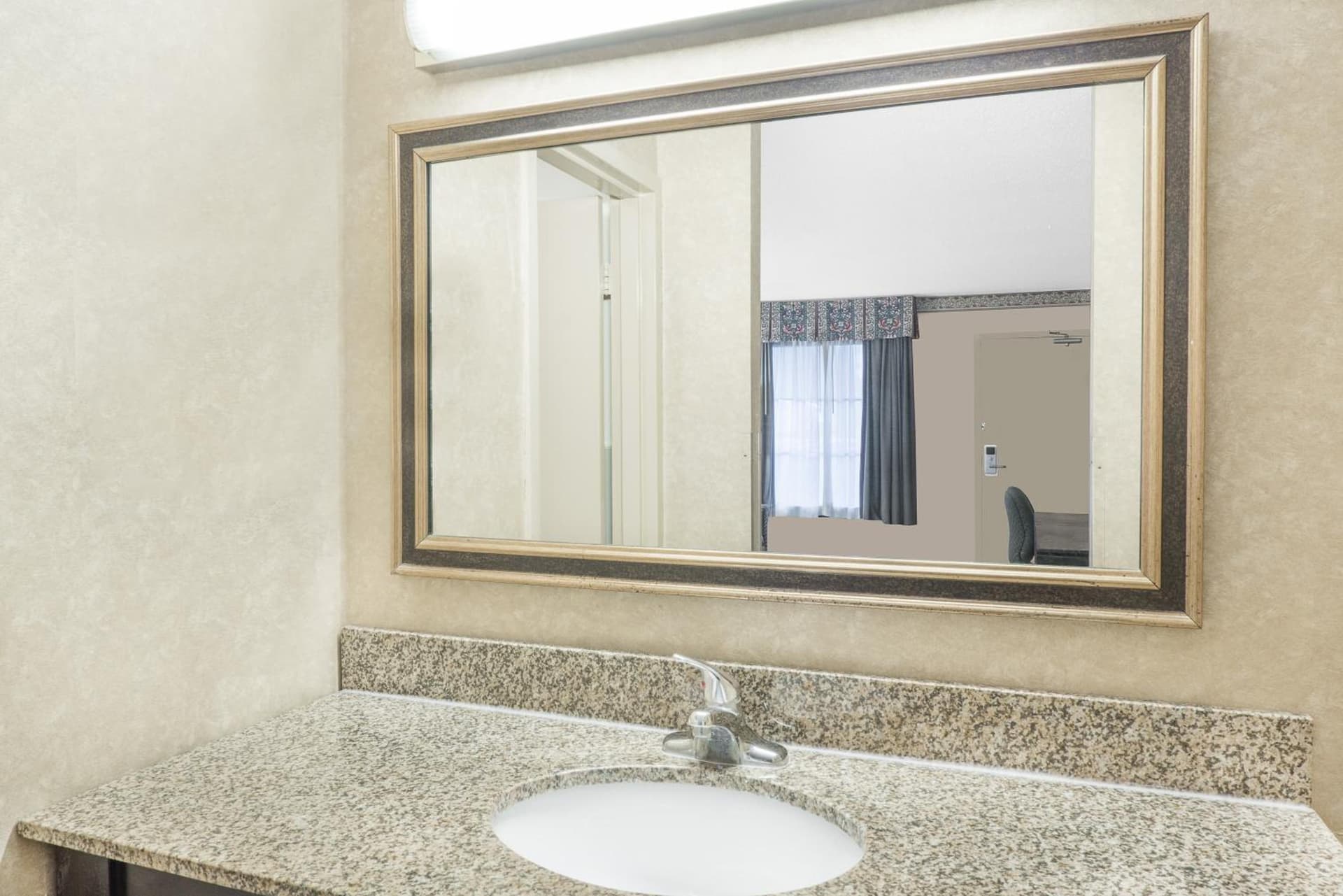 Days Inn & Suites by Wyndham York gallery photo in York, PA — image 12