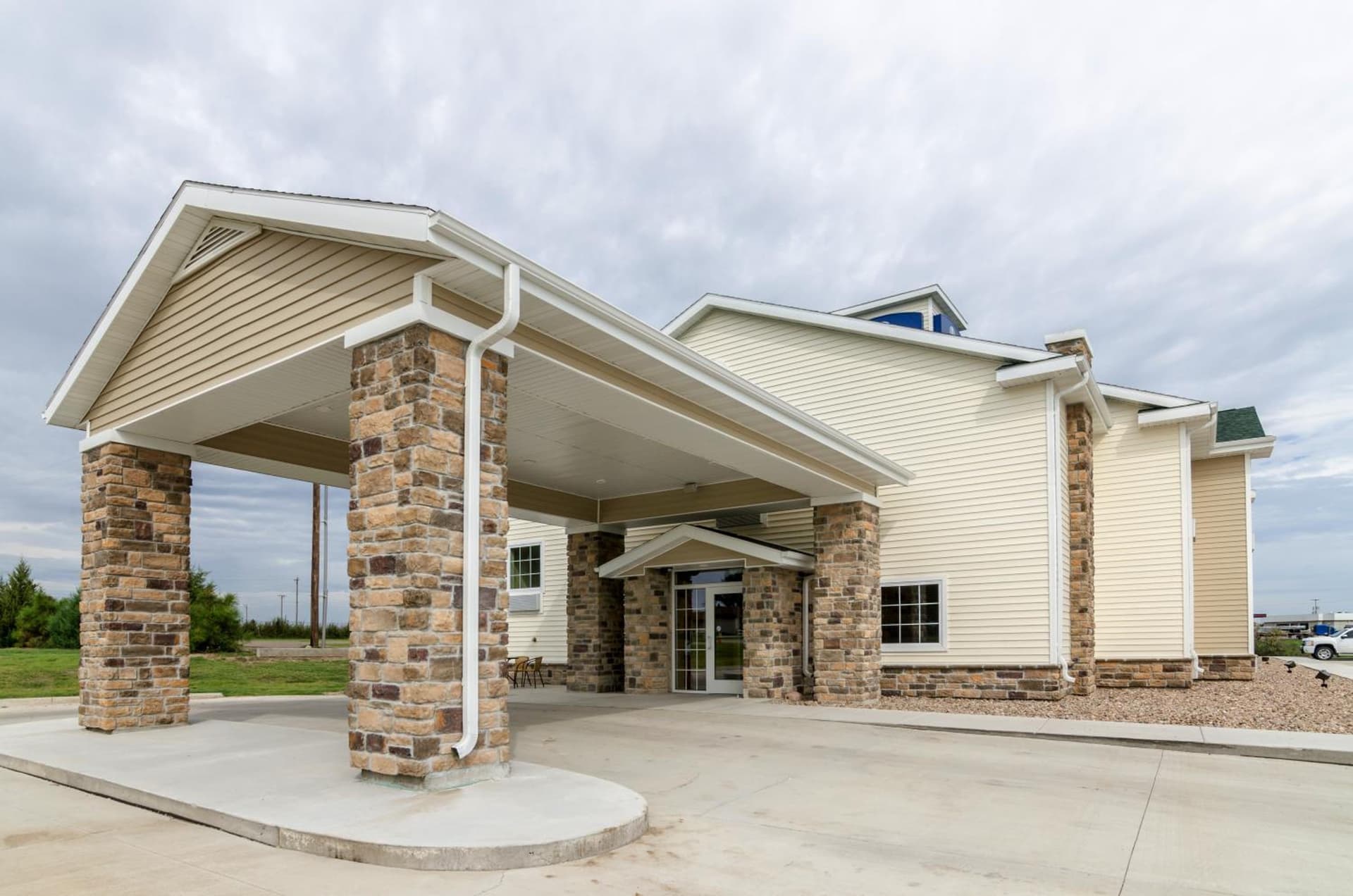 Cobblestone Inn & Suites - Oberlin featured exterior or lobby in Oberlin, KS — similar hotel
