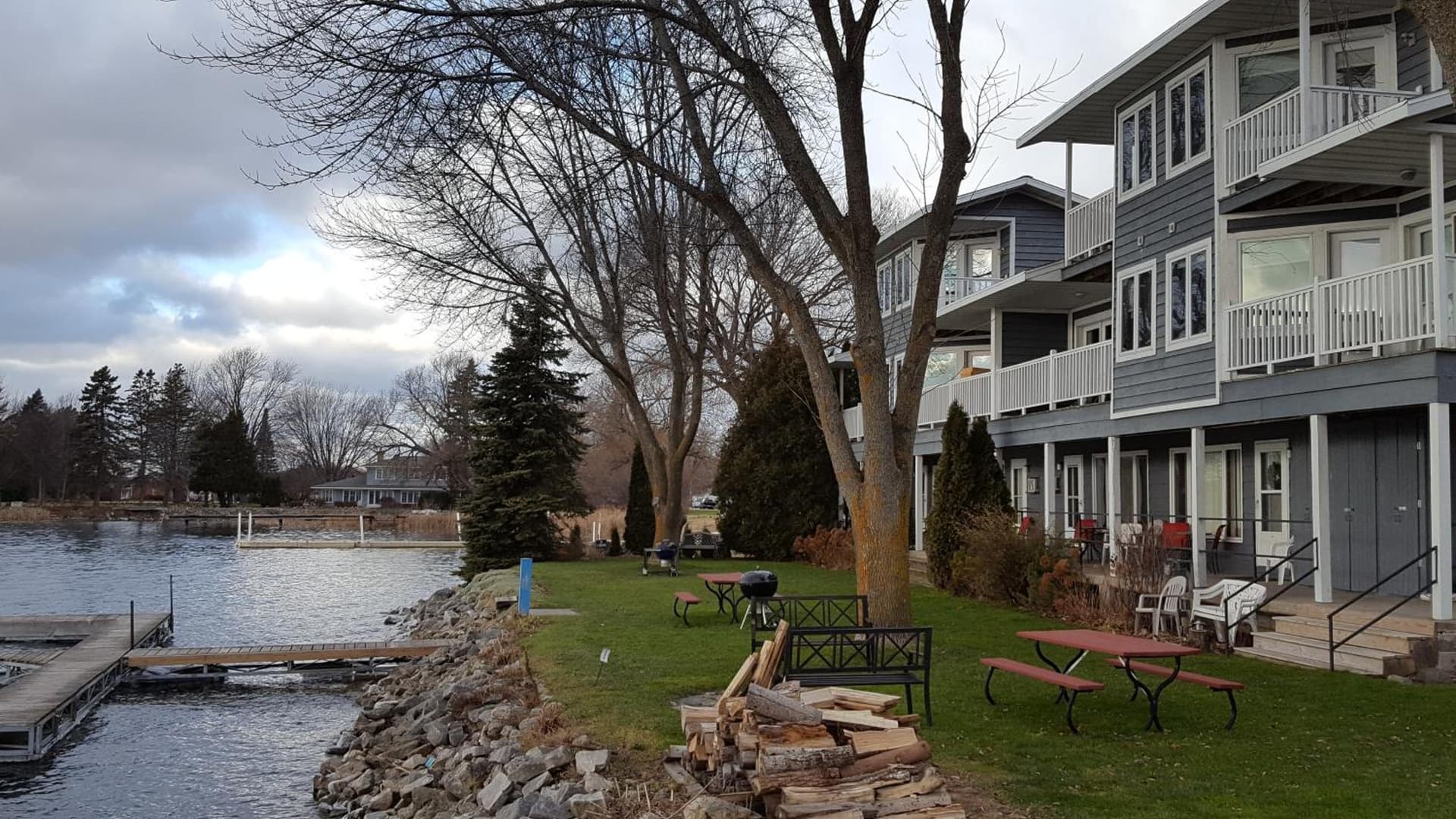Snug Harbor Inn featured exterior or lobby in Sturgeon Bay, WI — similar hotel