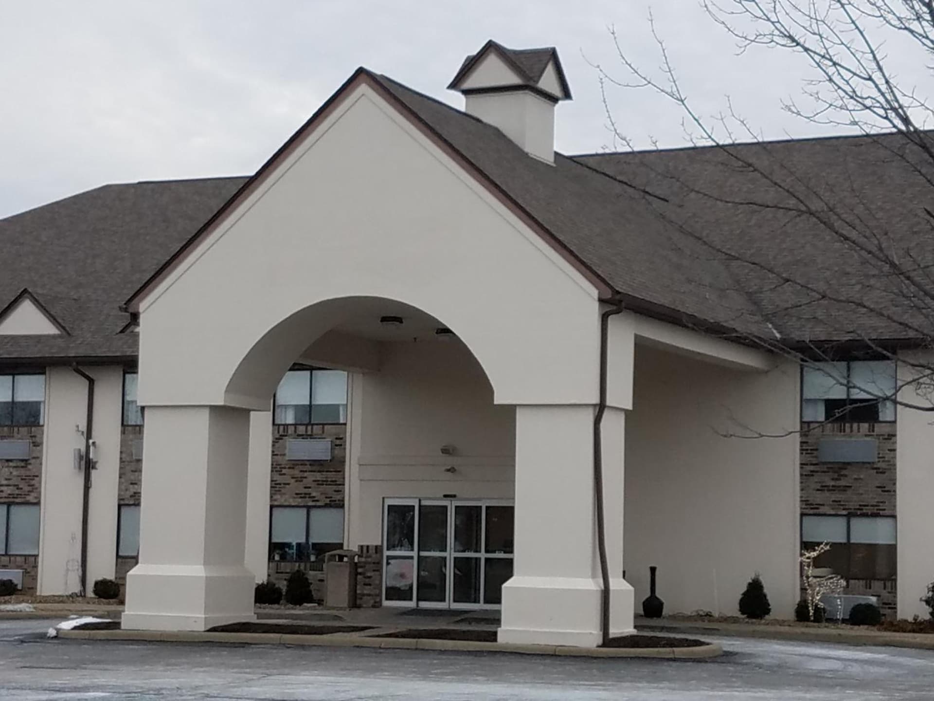 Schoenbrunn Inn — hotel in New Philadelphia, Ohio