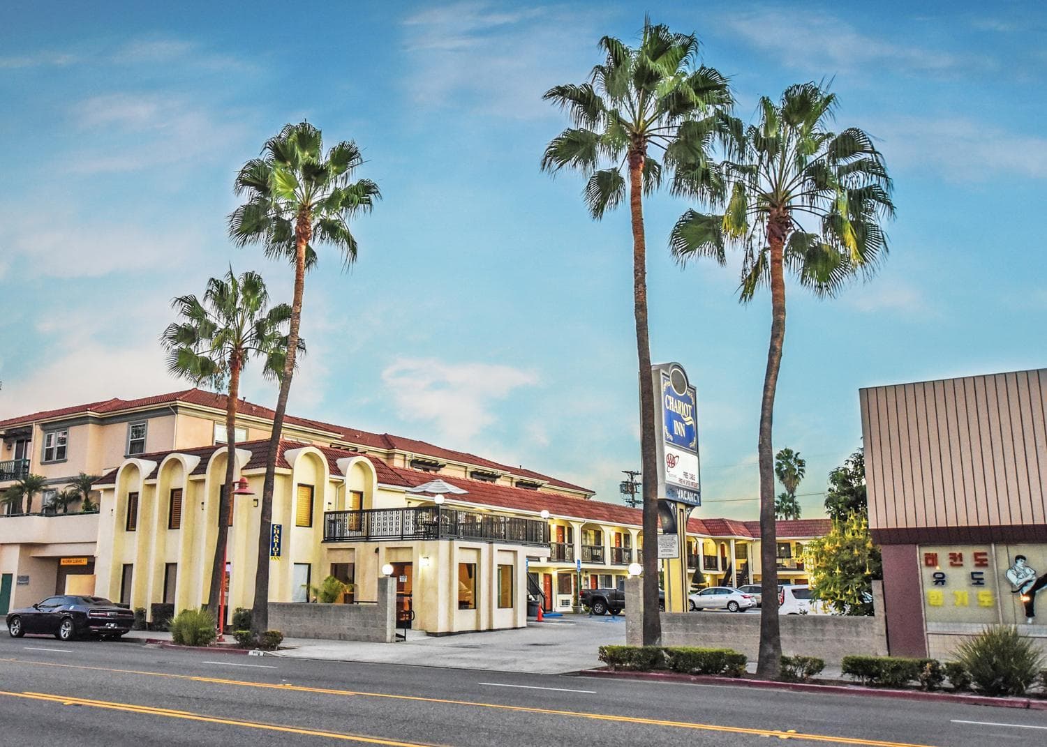 Chariot Inn Glendale - Pasadena featured exterior or lobby in Glendale, CA — similar hotel