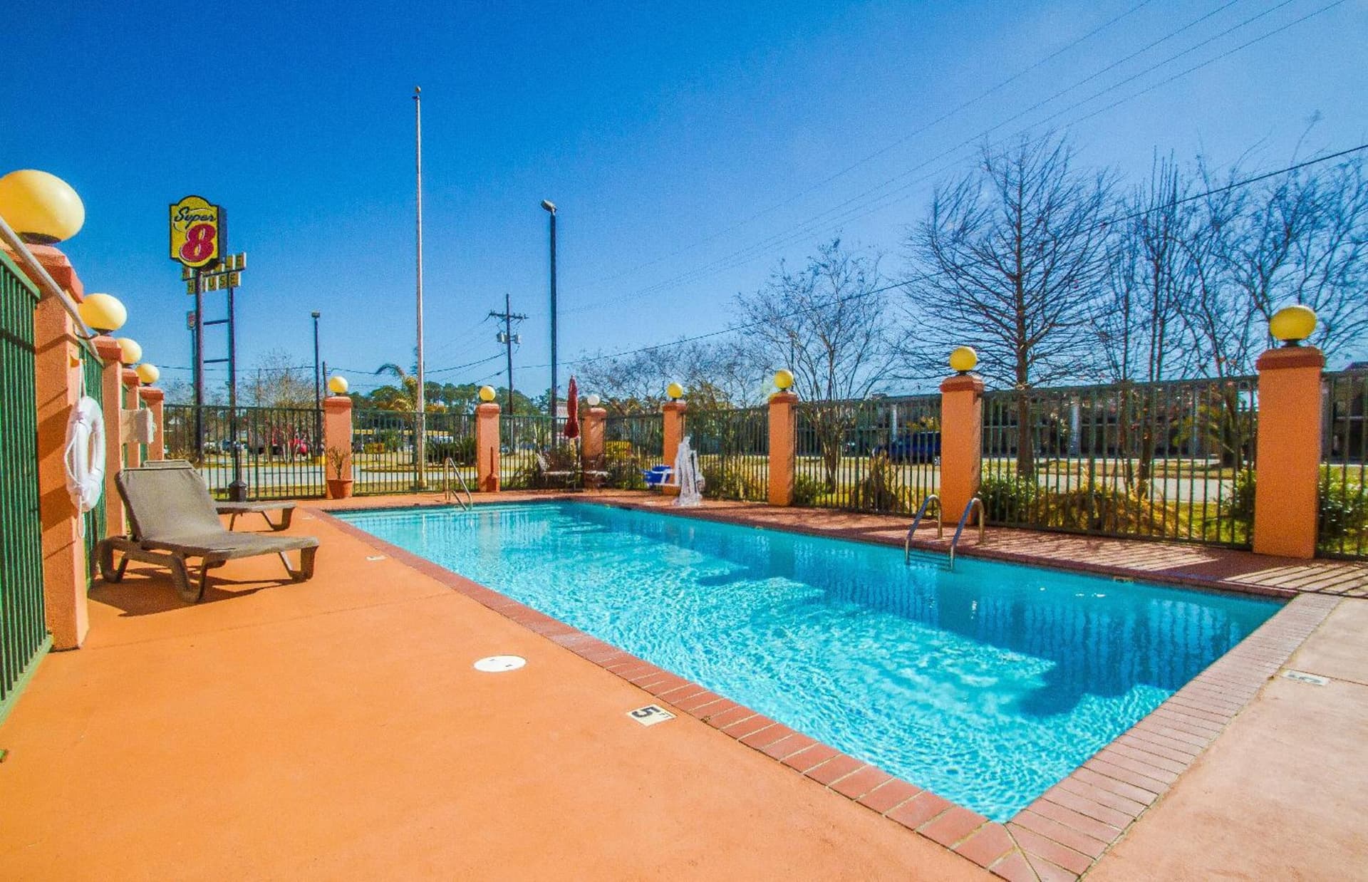 Super 8 by Wyndham Covington gallery photo in Covington, LA — image 10