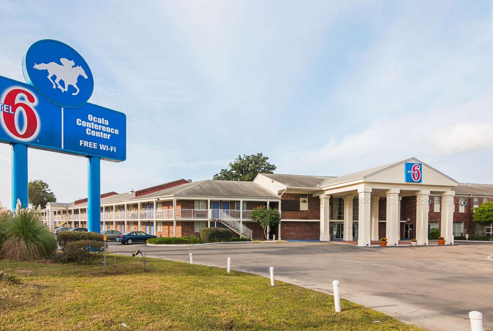 Motel 6-Ocala, FL - Conference Center featured exterior or lobby in Ocala Ridge, FL — similar hotel